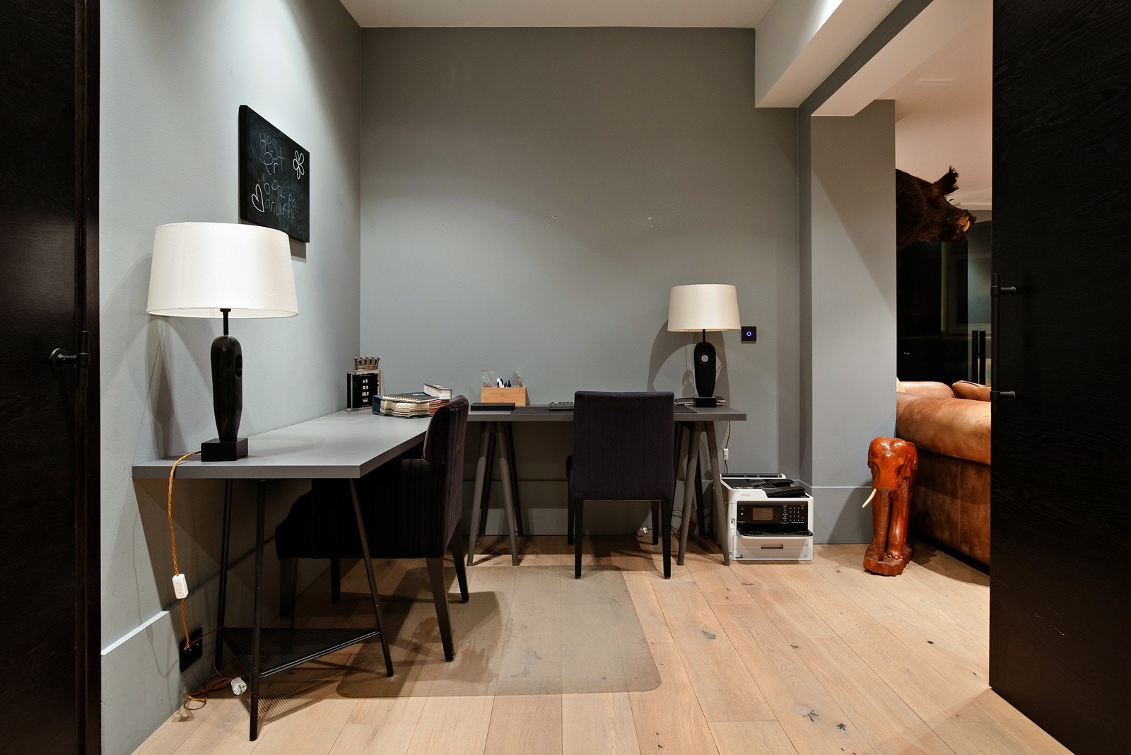 Kontor ved siden av TV-stuen, med massiv heltre skyvedør. Galleribilde