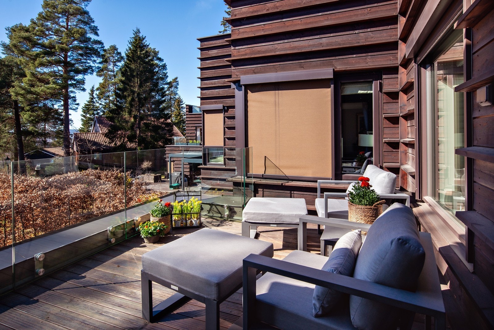 Balkong med utgang fra stuen, gode solforhold hele dagen, legg også merke til screens på vinduene. Galleribilde