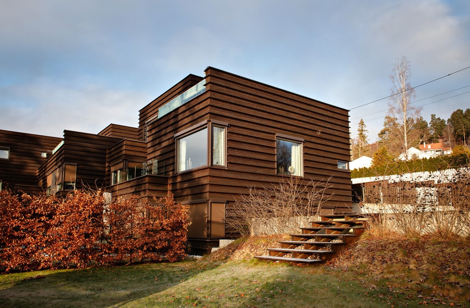 Sameiet har en karakteristisk fasade av solide materialer, arkitekturen blir tatt opp igjen i gjerdet rundteiendommen. Galleribilde