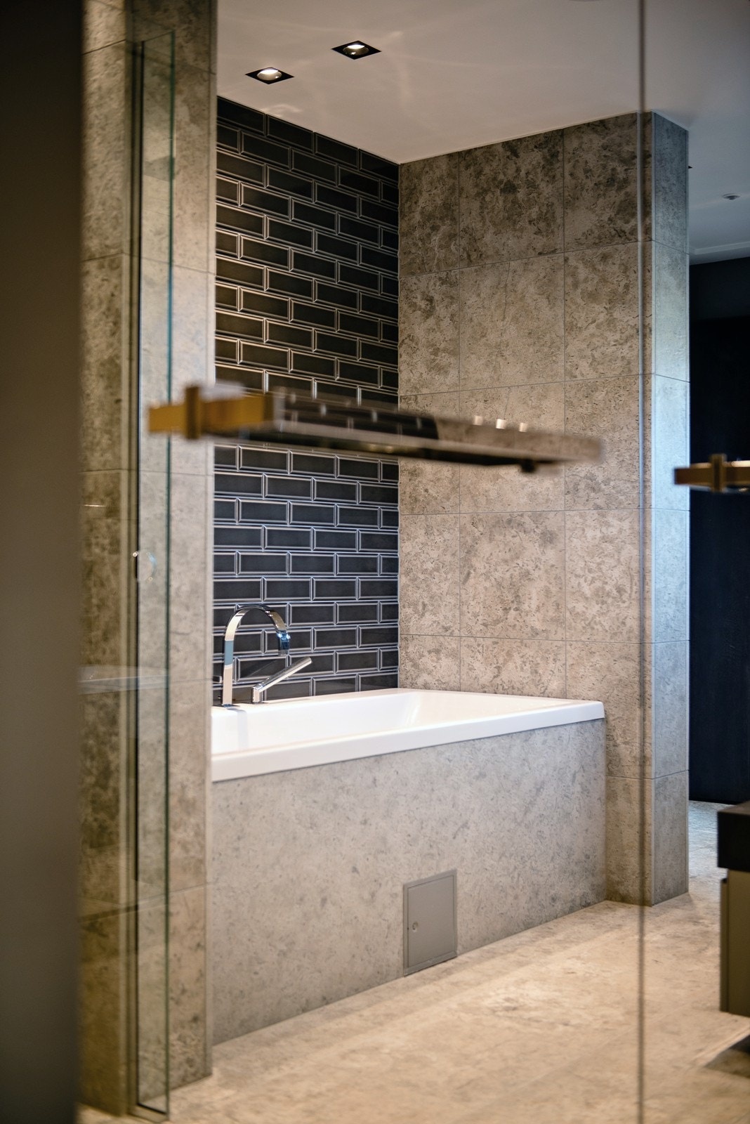 Badet har både badekar og dusjhjørne Galleribilde