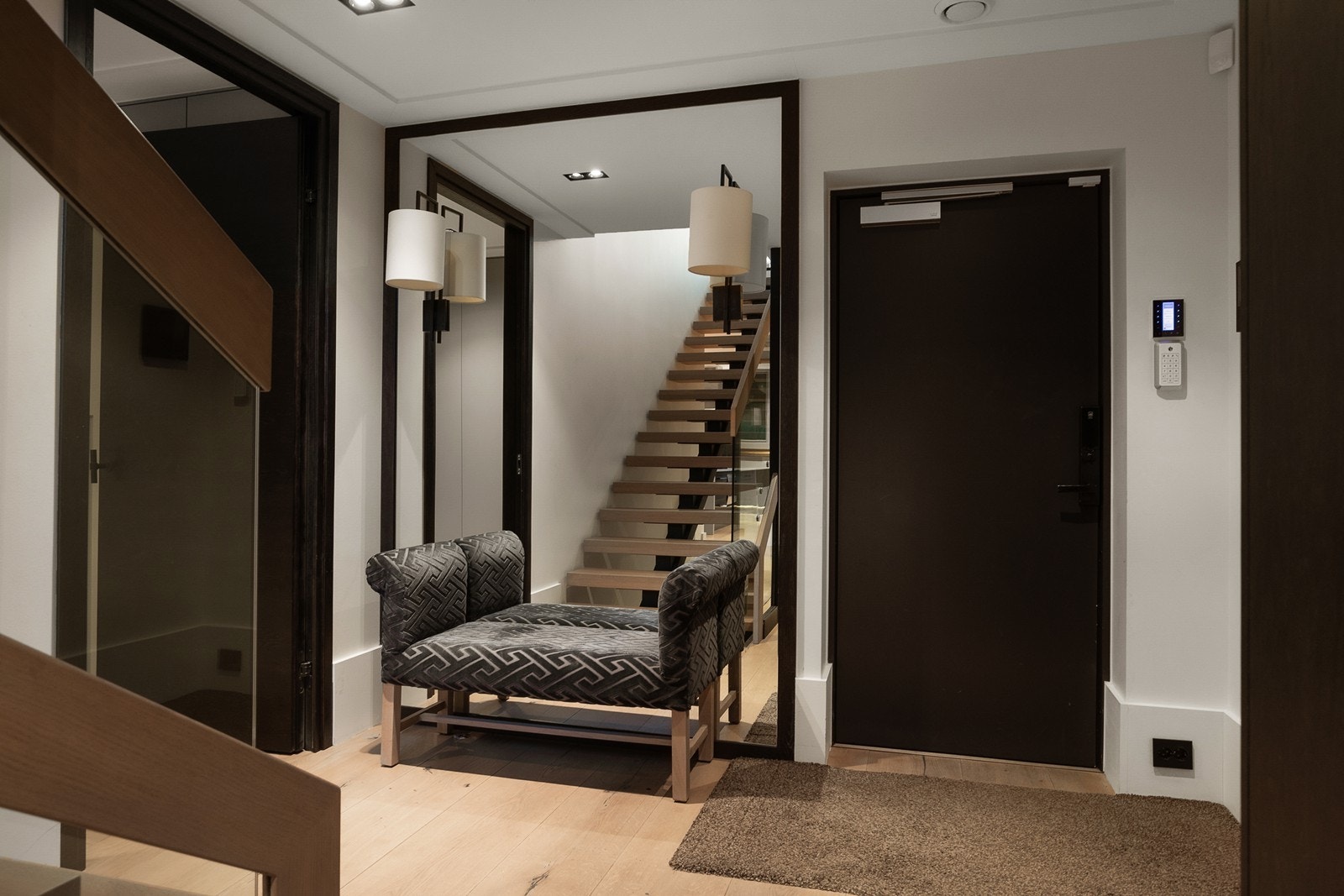 Inngangsparti, boligen har også inngangsdør i nederste plan med adkomst ut til garasjeanlegg. Galleribilde