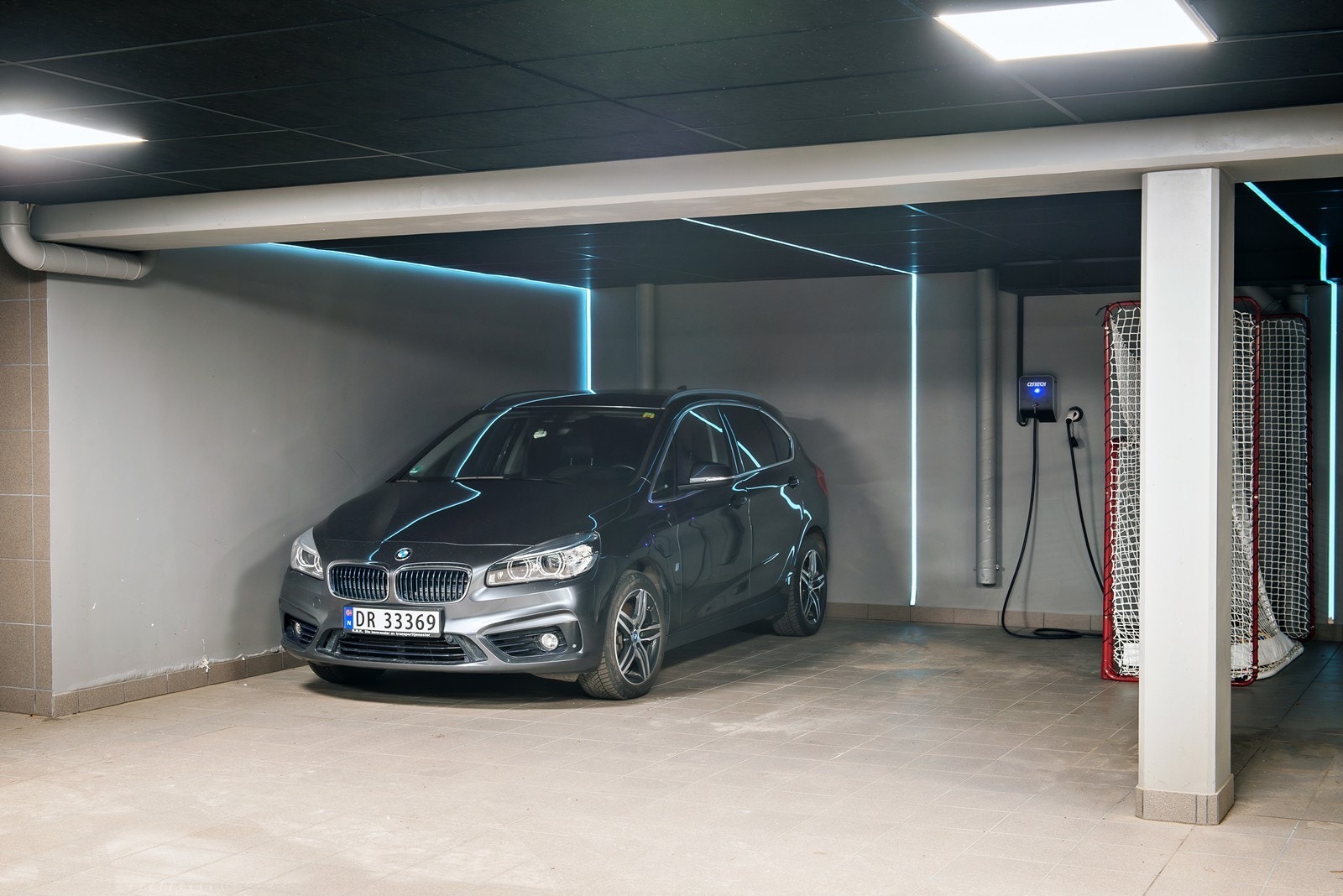 Det medfølger 2 garasjeplasser i felles lukket garasjeanlegg. Det er montert elbillader til den ene plassen. Fliser på gulv, samt felles bilvask. Galleribilde