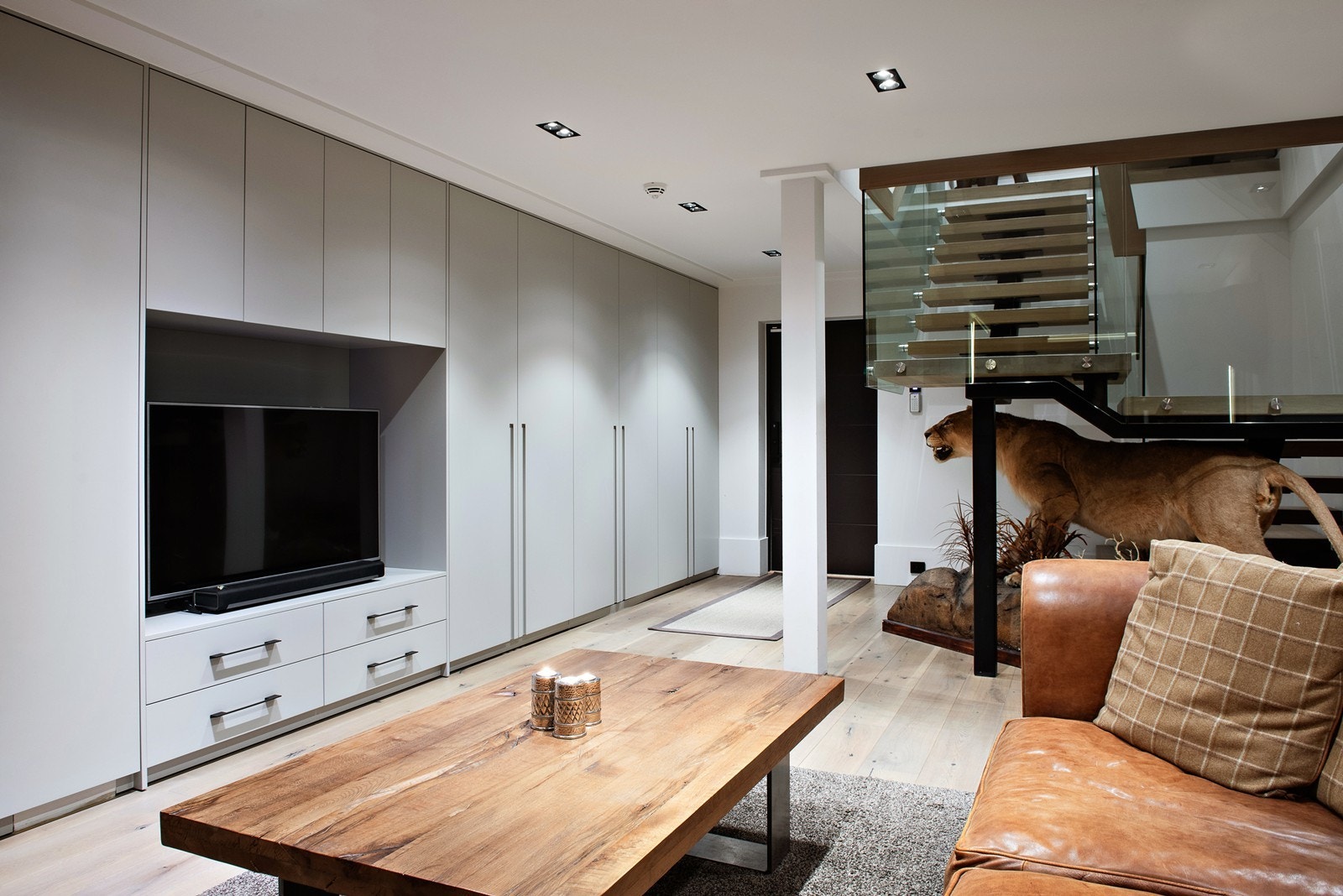 Masse skapplass og tilpasset rom for TV. Galleribilde