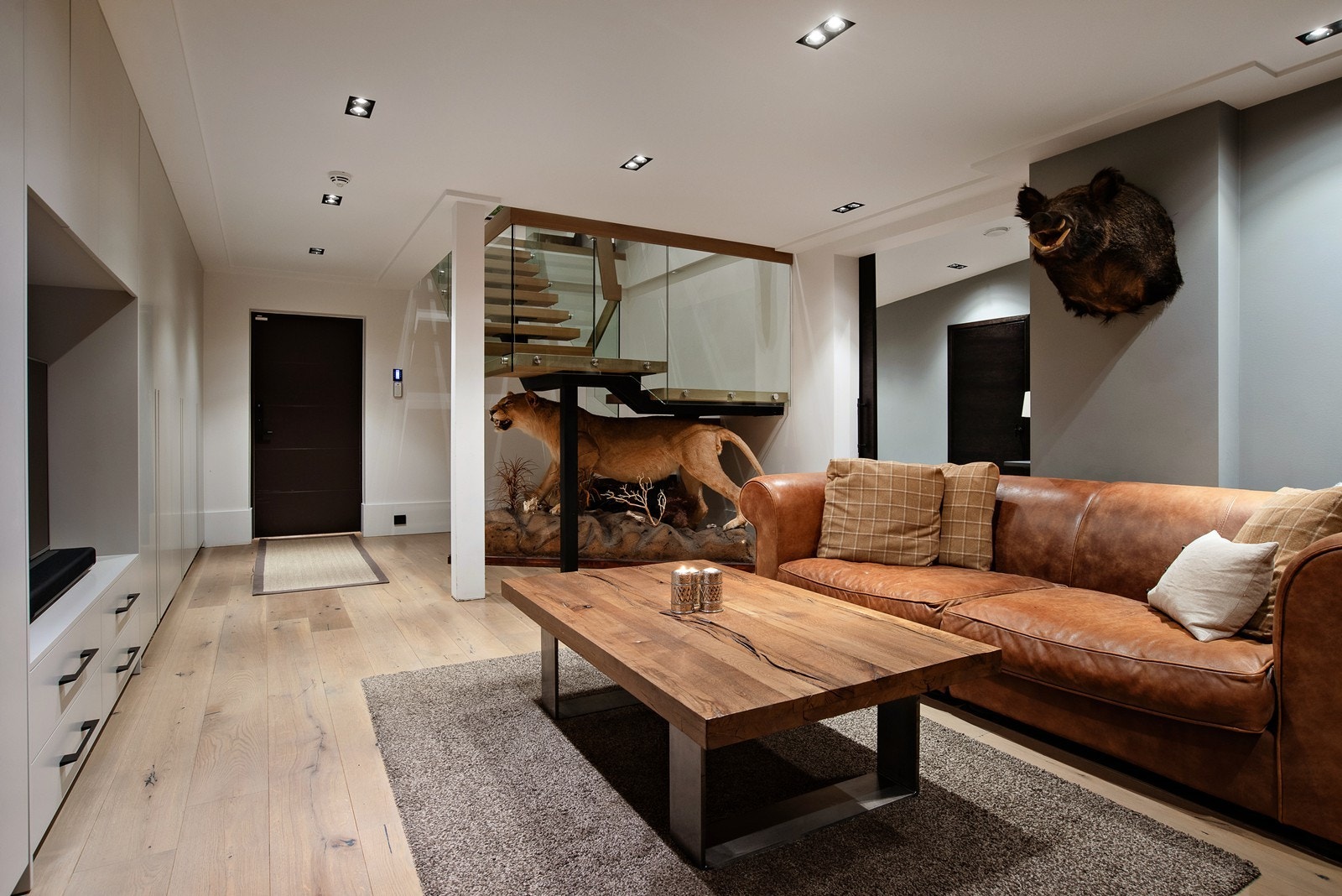 Underetasje med utgang til garasje, BRA-i 84 m²:
Innredet lekerom/treningsrom, bad/vaskerom, "kontor", innvendig bod og vinkjeller. Galleribilde