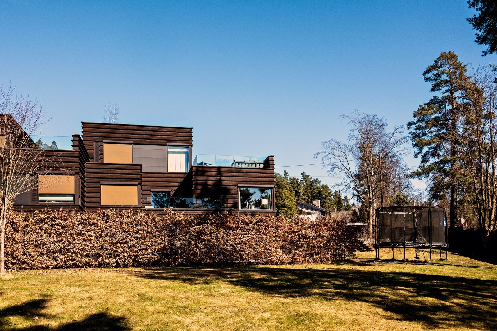 Sameiet har store grønne fellesarealer, felles robotklipper på området. Galleribilde