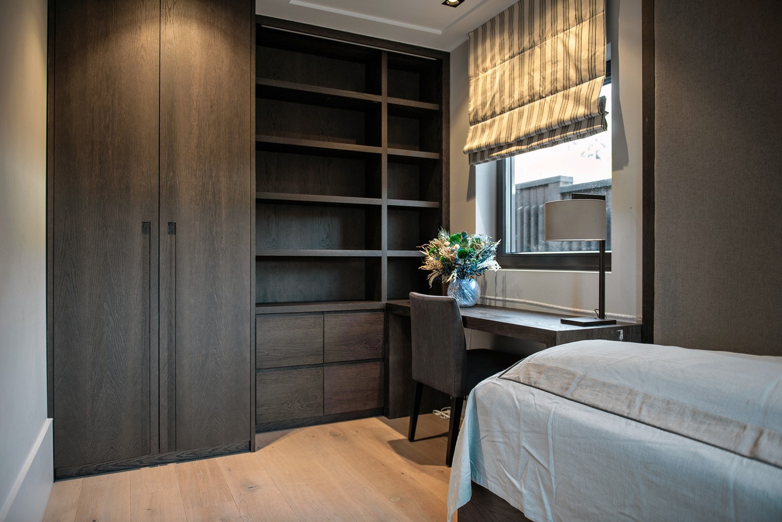 Soverom 2 av 3, flotte heltre skap og hyller, vindu ut mot adkomstpartiet. Galleribilde