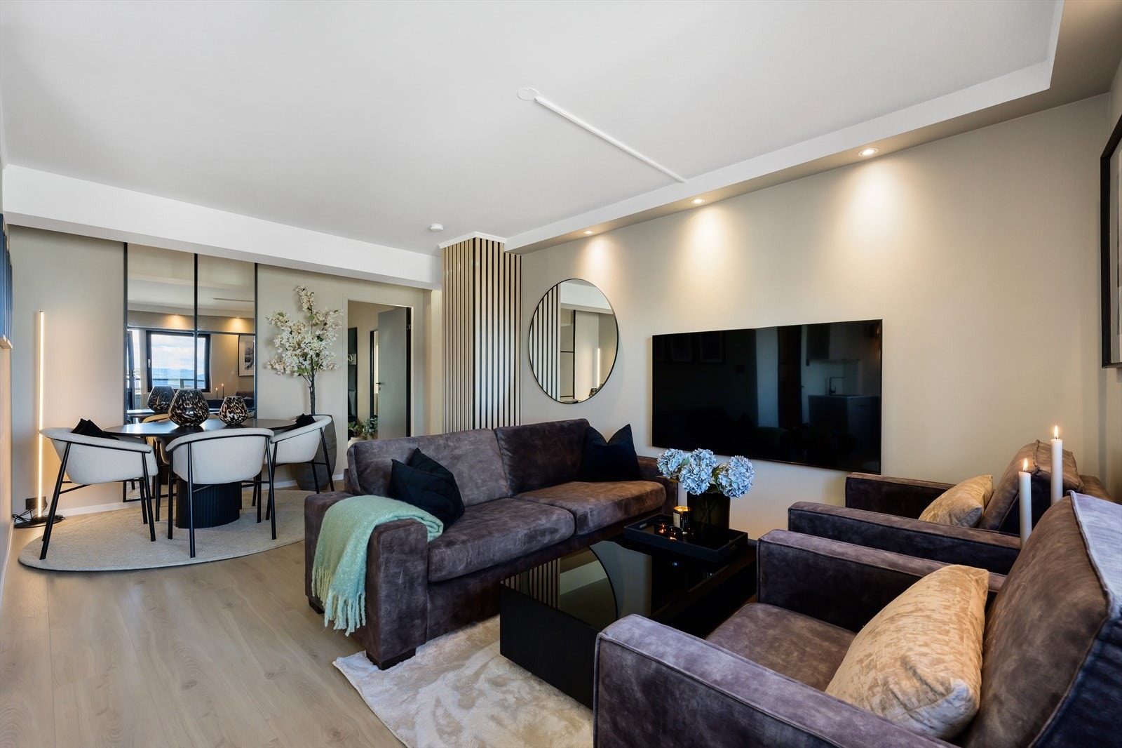 Stuen har god plass for spisestue. Galleribilde