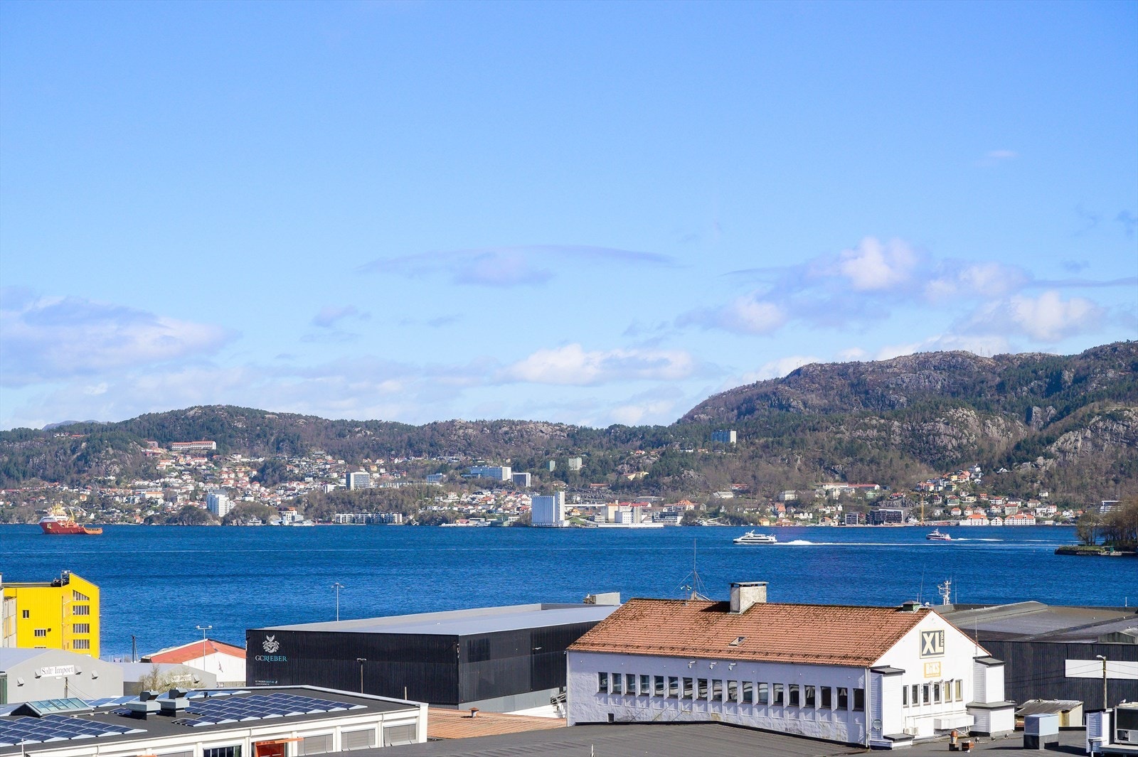 Storslått utsikt over innseilingen til Bergen fra balkongen. Galleribilde