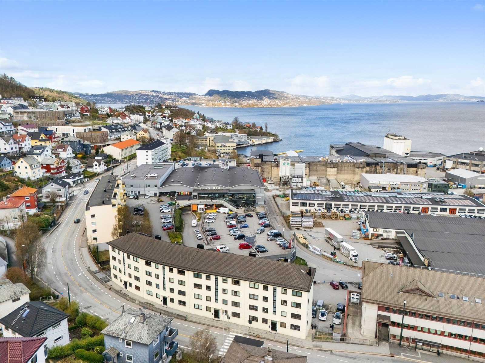 Sentral beliggenhet like ved Laksevåg senter med et bredt utvalg av butikker. Galleribilde