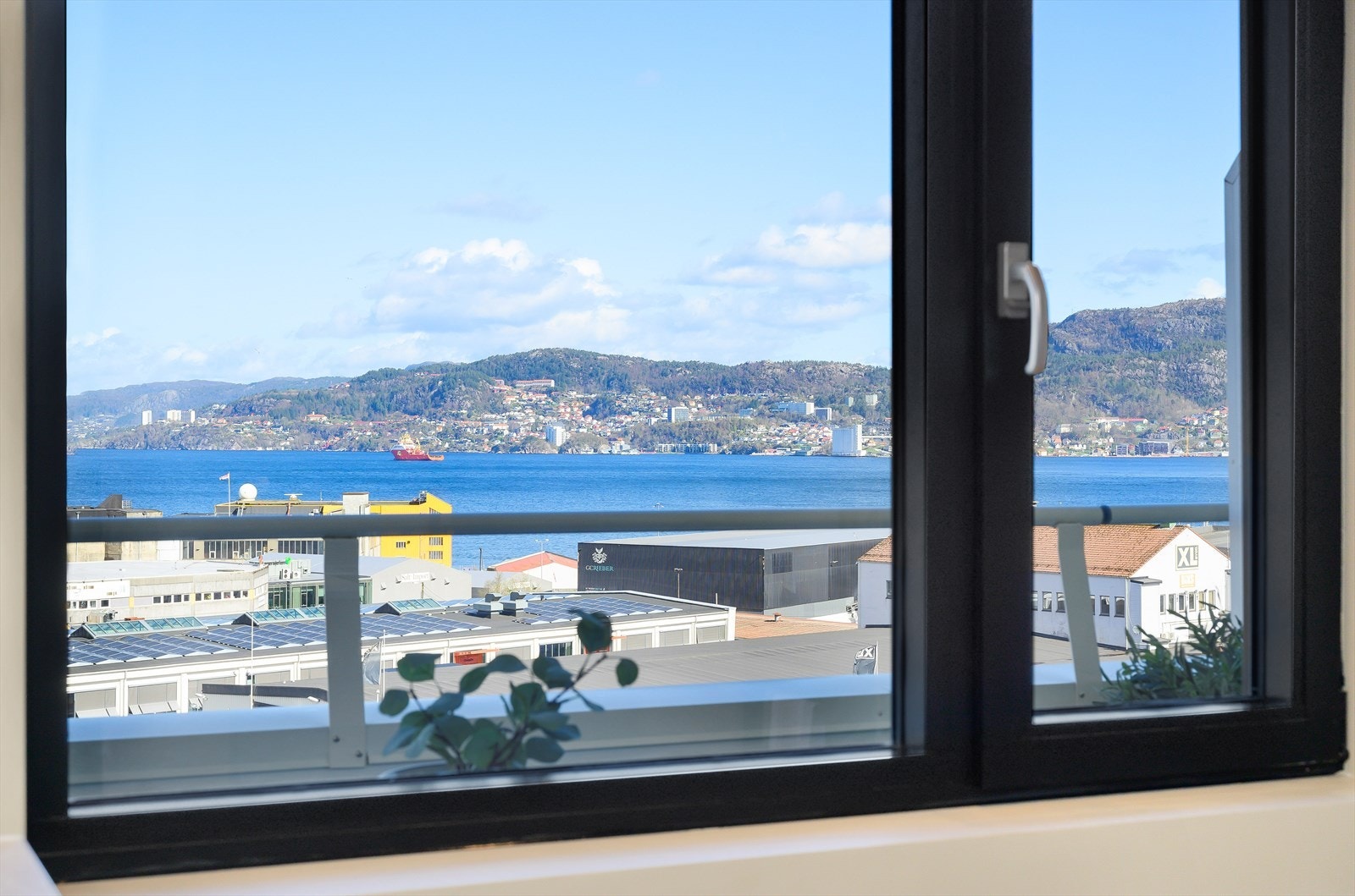 Utsikt mot innseilingen til Bergen fra stuen. Galleribilde