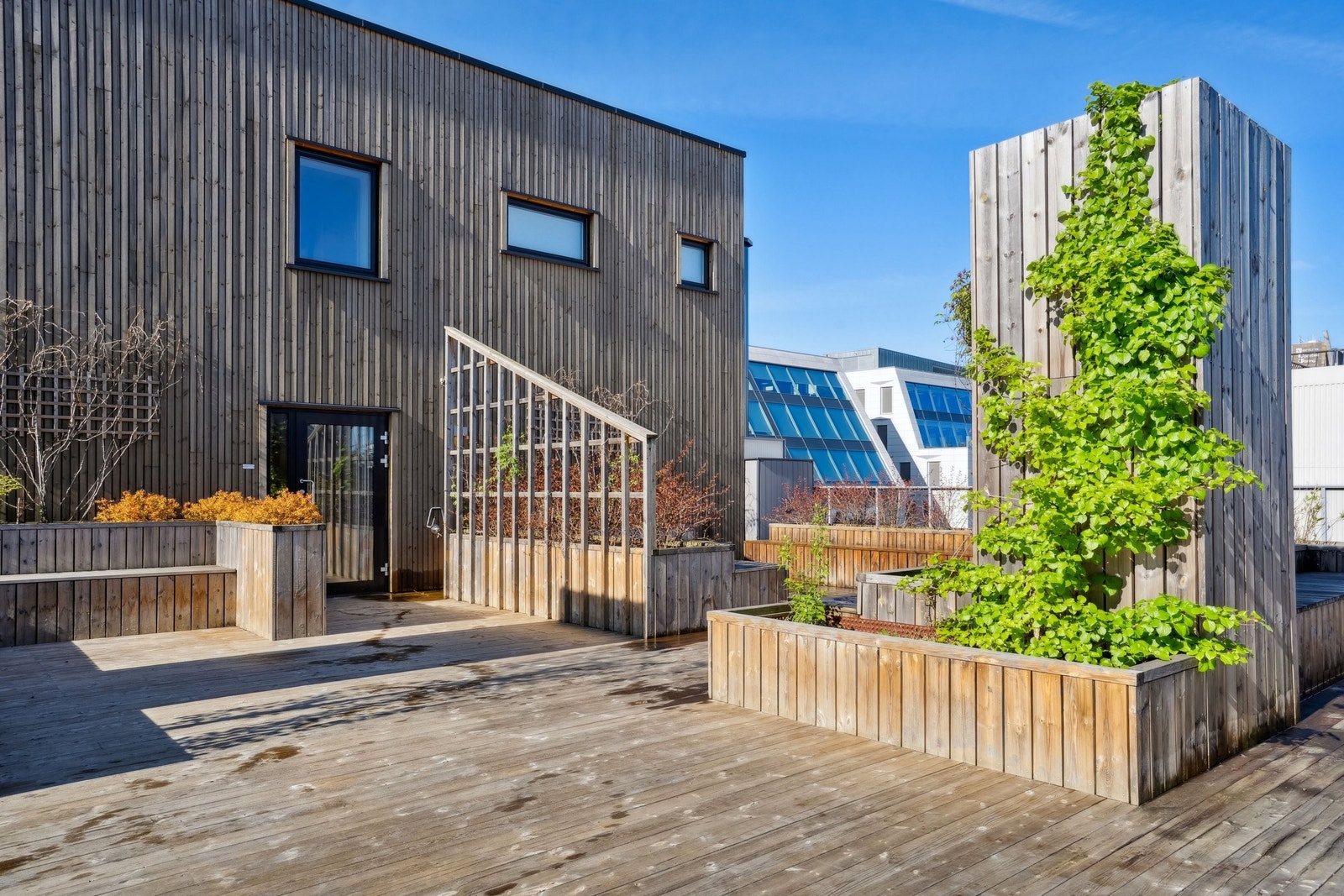 Et praktisk uteområde – lett tilgjengelig med heis rett opp. Galleribilde
