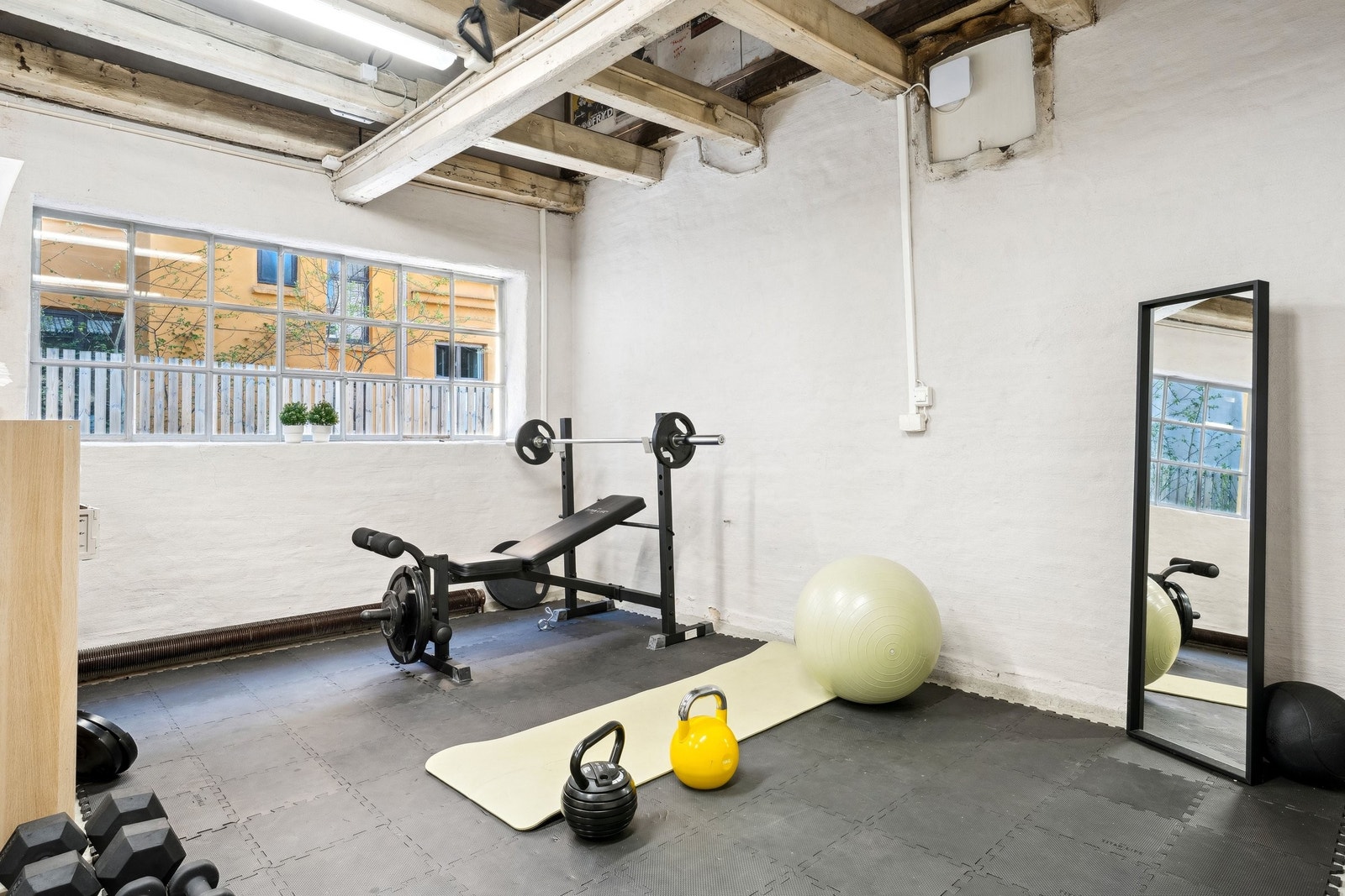 Fra bakgården er det enkel tilgang til felles trimrom for beboerne. Galleribilde