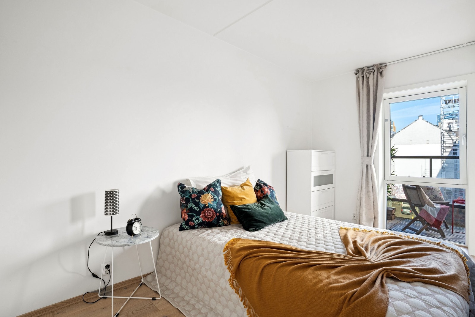 Romslig hovedsoverom, med plass til dobbeltseng. Galleribilde