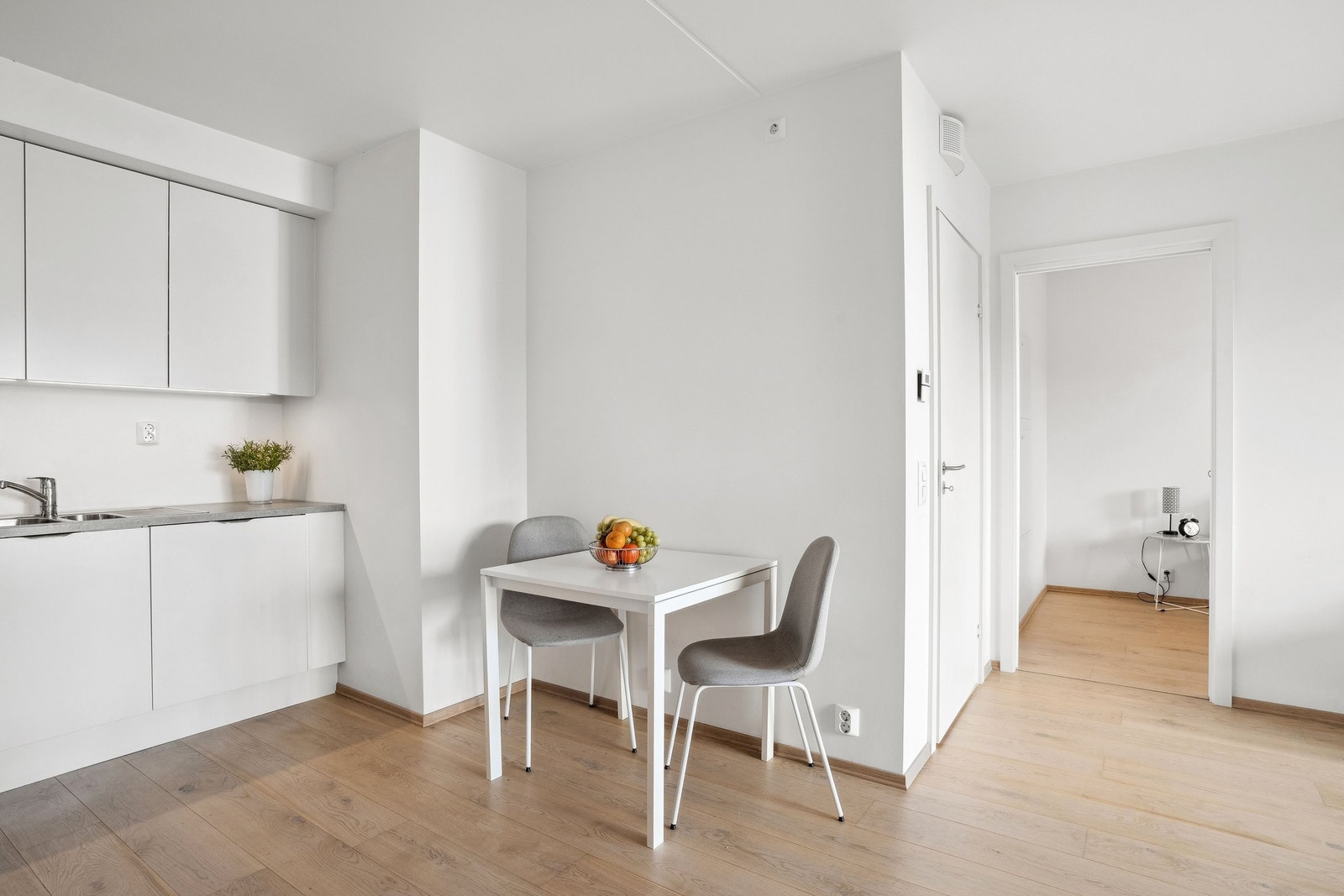 Varmtvann og vannbåren gulvvarme fra fjernvarmeanlegg, samt balansert ventilasjonsanlegg. Galleribilde