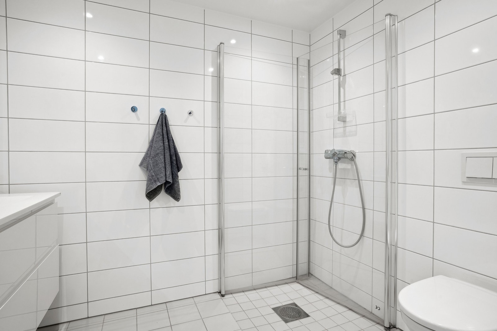 Badet er flislagt i en tidløs stil og har vannbåren gulvvarme. Galleribilde
