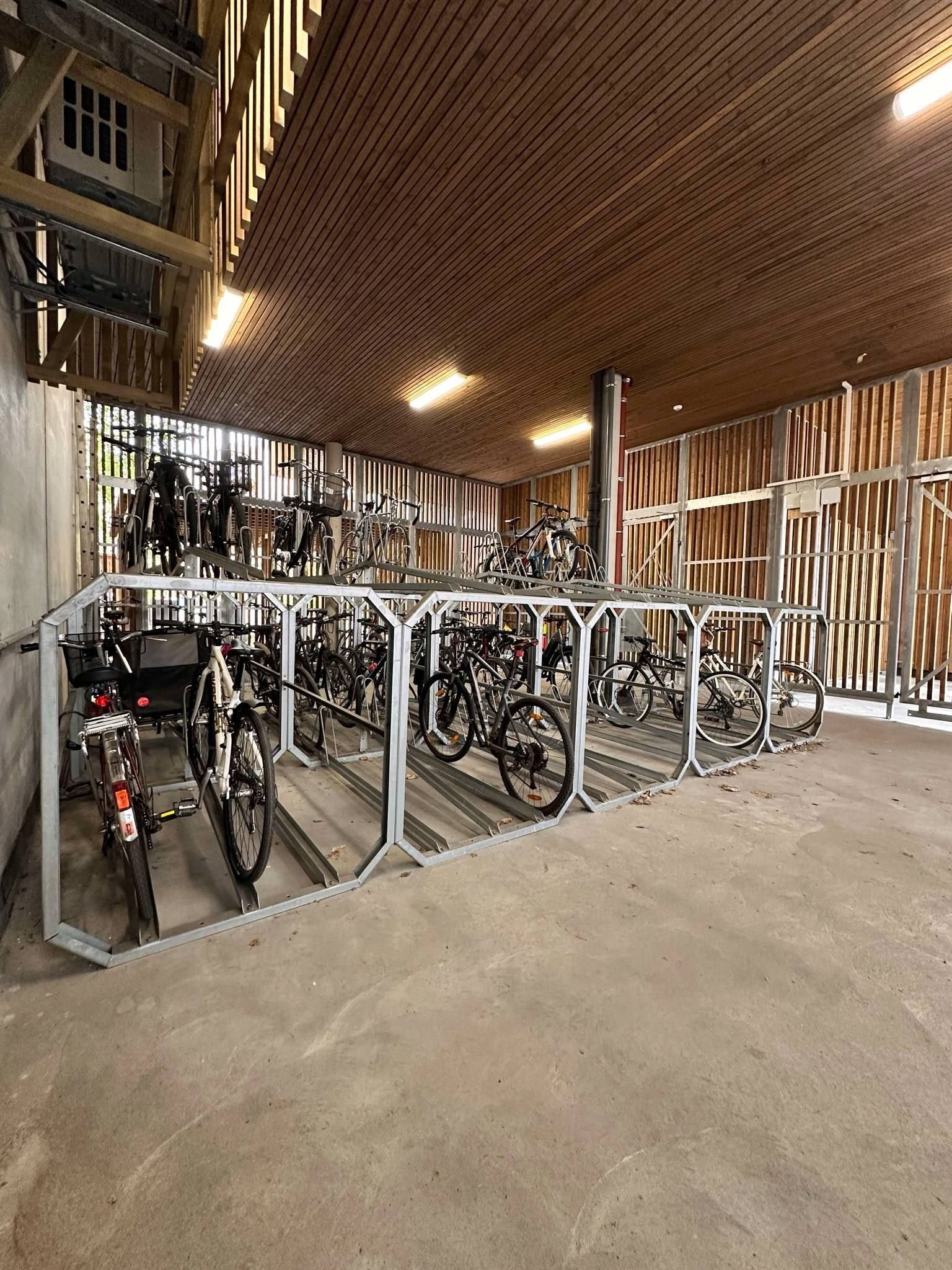 Låst sykkelparkering med tilgang fra bakgården, rett ved porten. Galleribilde