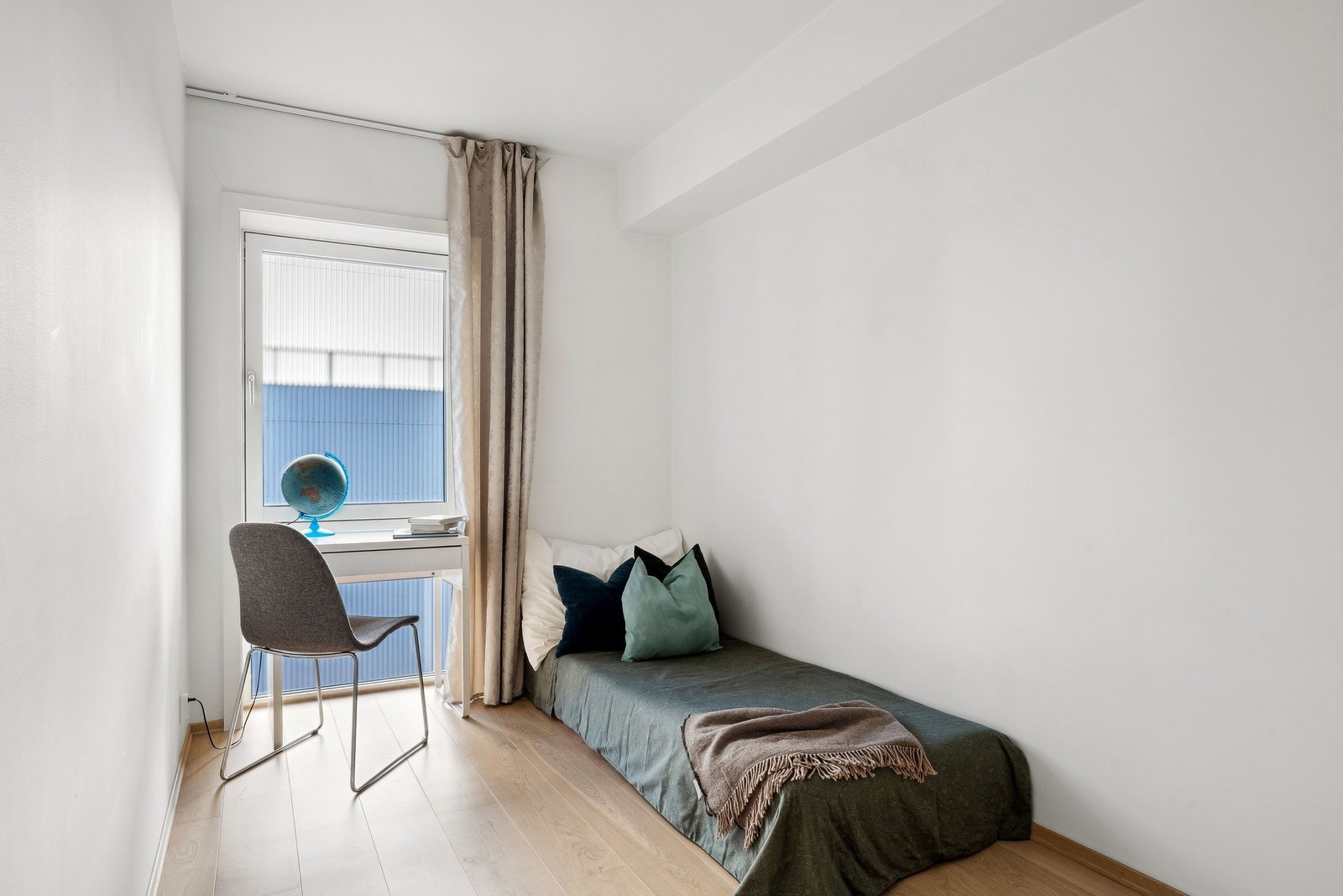 Soverom 2, et mindre rom med plass til enkeltseng og garderobe, ideelt som barnerom, gjesterom eller kontor. Galleribilde