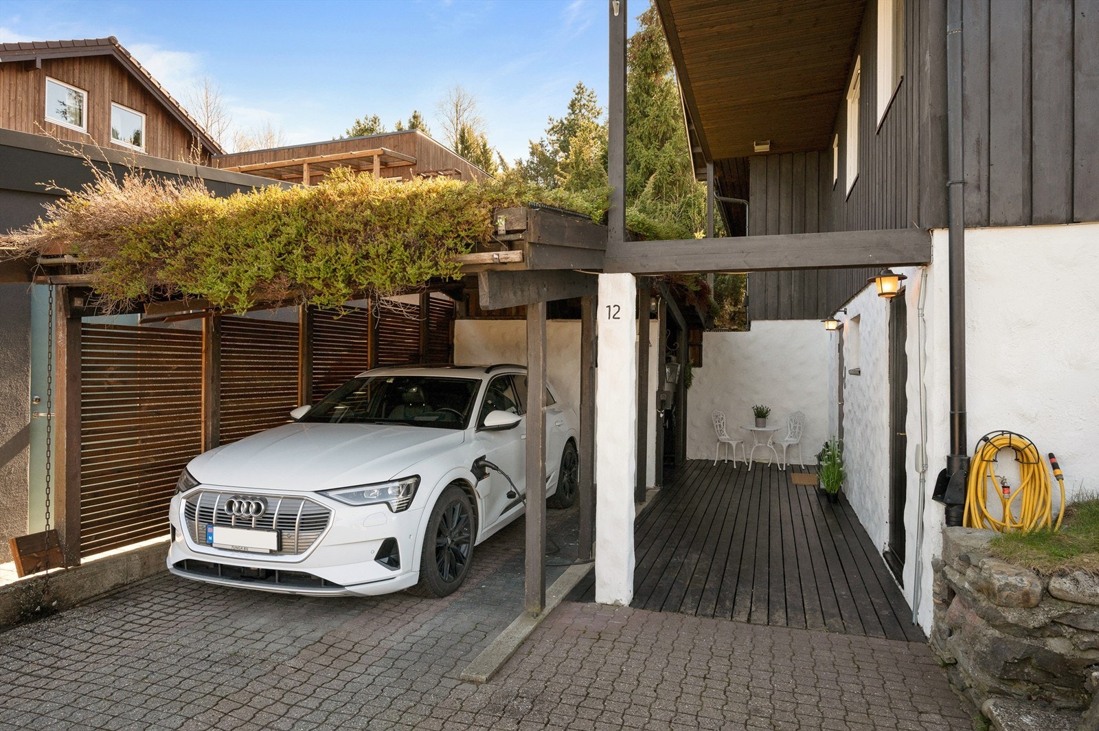 I tillegg til carport har eiendommen tre biloppstillingsplasser. Galleribilde