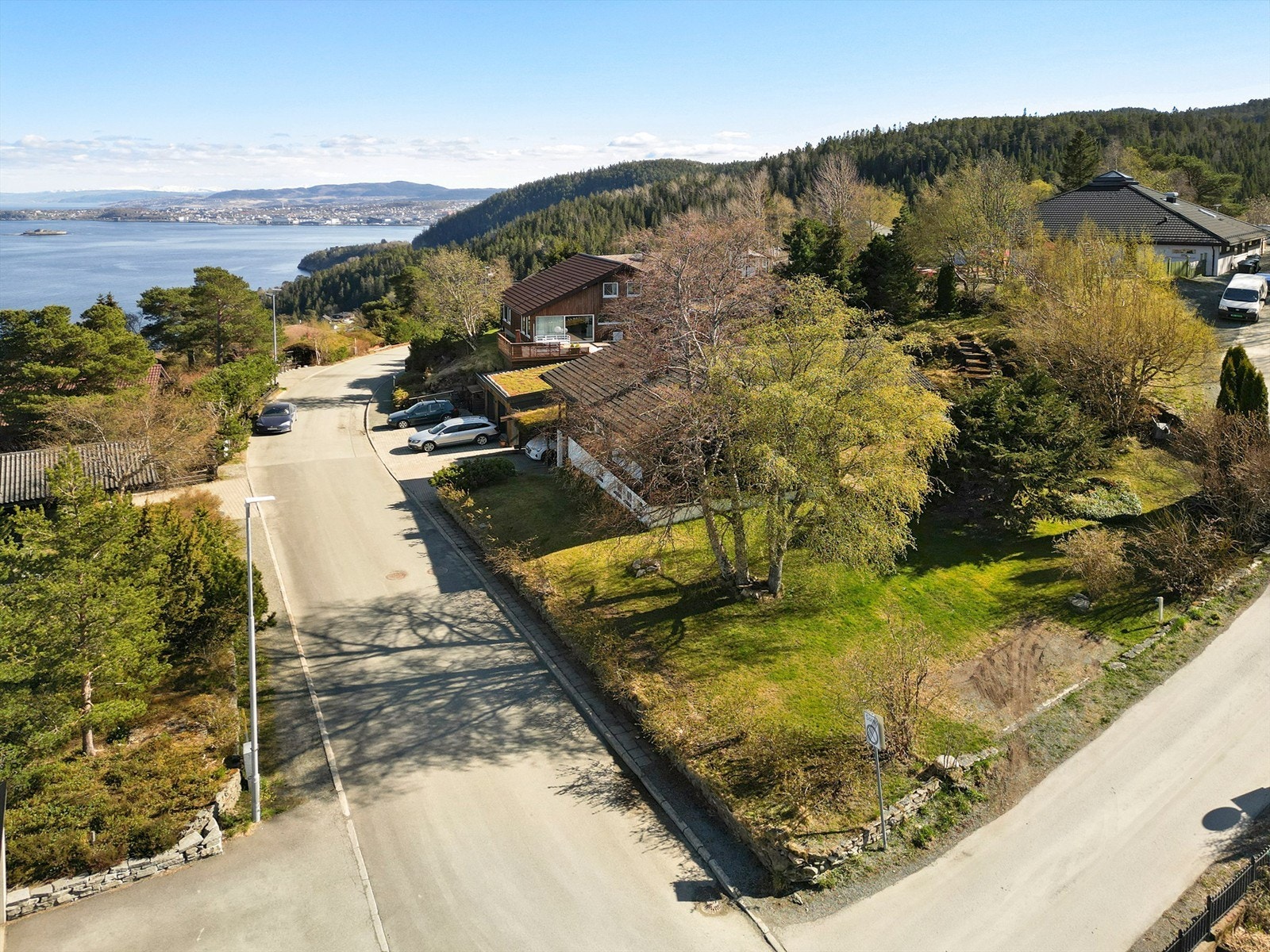 Bussholdeplassen ligger like ved huset, og bussturen inn til sentrum tar ca. 15 minutter (direktebuss). Galleribilde