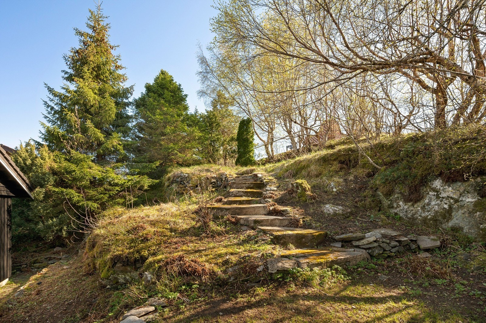 Innerst i hagen leder en trapp til et punkt med nydelig utsikt! Galleribilde