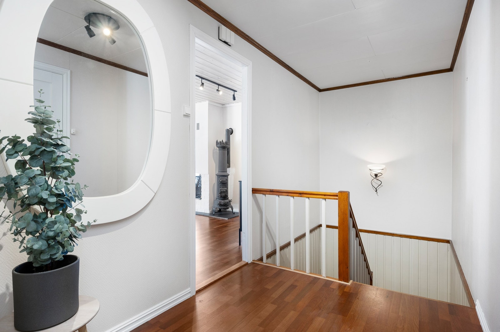 Det er vannbåren varme i hele 1. etasje, så nær som på ett av soverommene. Galleribilde