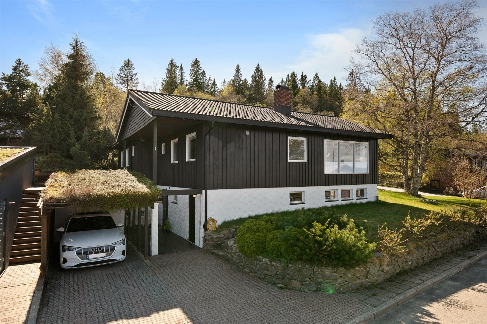 Tomta måler 805 kvm, og er meget pent opparbeidet med plen, beplantning, terrasse, belegningsstein, støttemurer og biloppstillingsplasser. Galleribilde