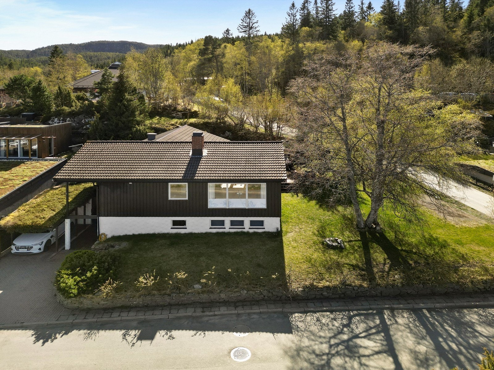 Turstier, skiløyper, bade- og fiskevann er tilgjengelig like utenfor døra. Galleribilde