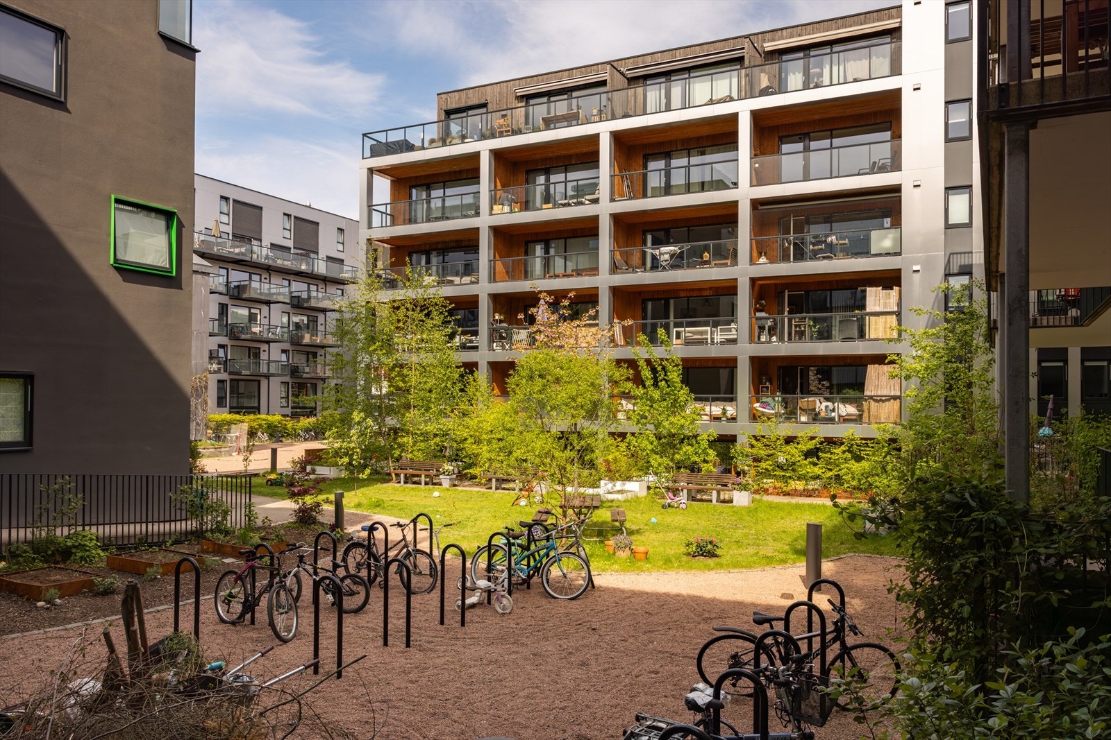 Sykkelparkering til bruk for beboere. Galleribilde