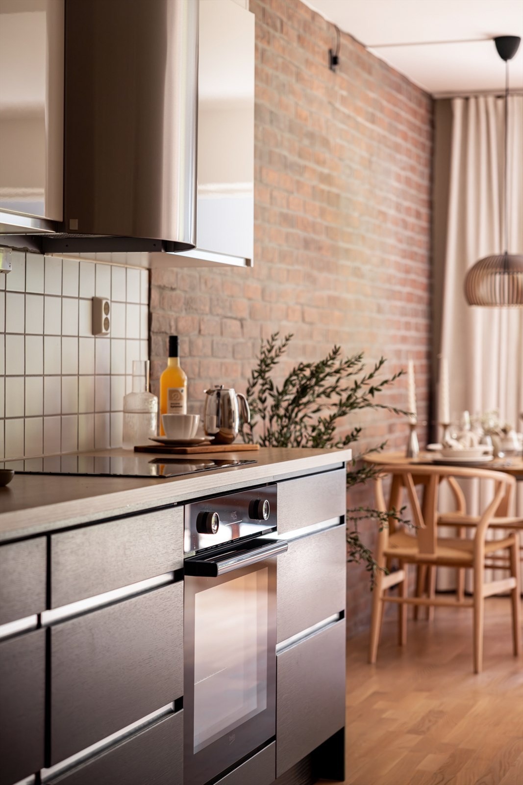 Kokesonen har ventilator og fliser på vegg, samt integrert belysning. Galleribilde