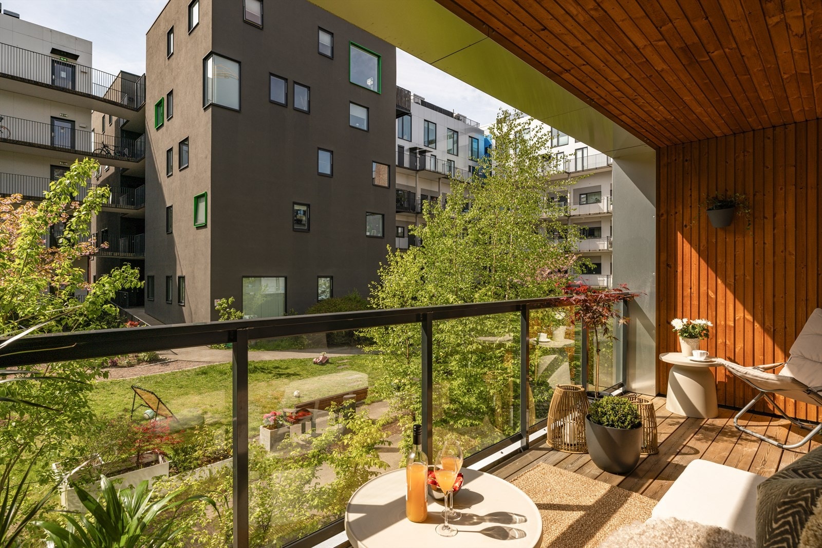 Balkongen vender mot en grønn og pent opparbeidet bakgård, og byr på plass til både sittegruppe, grill og beplantning. Galleribilde