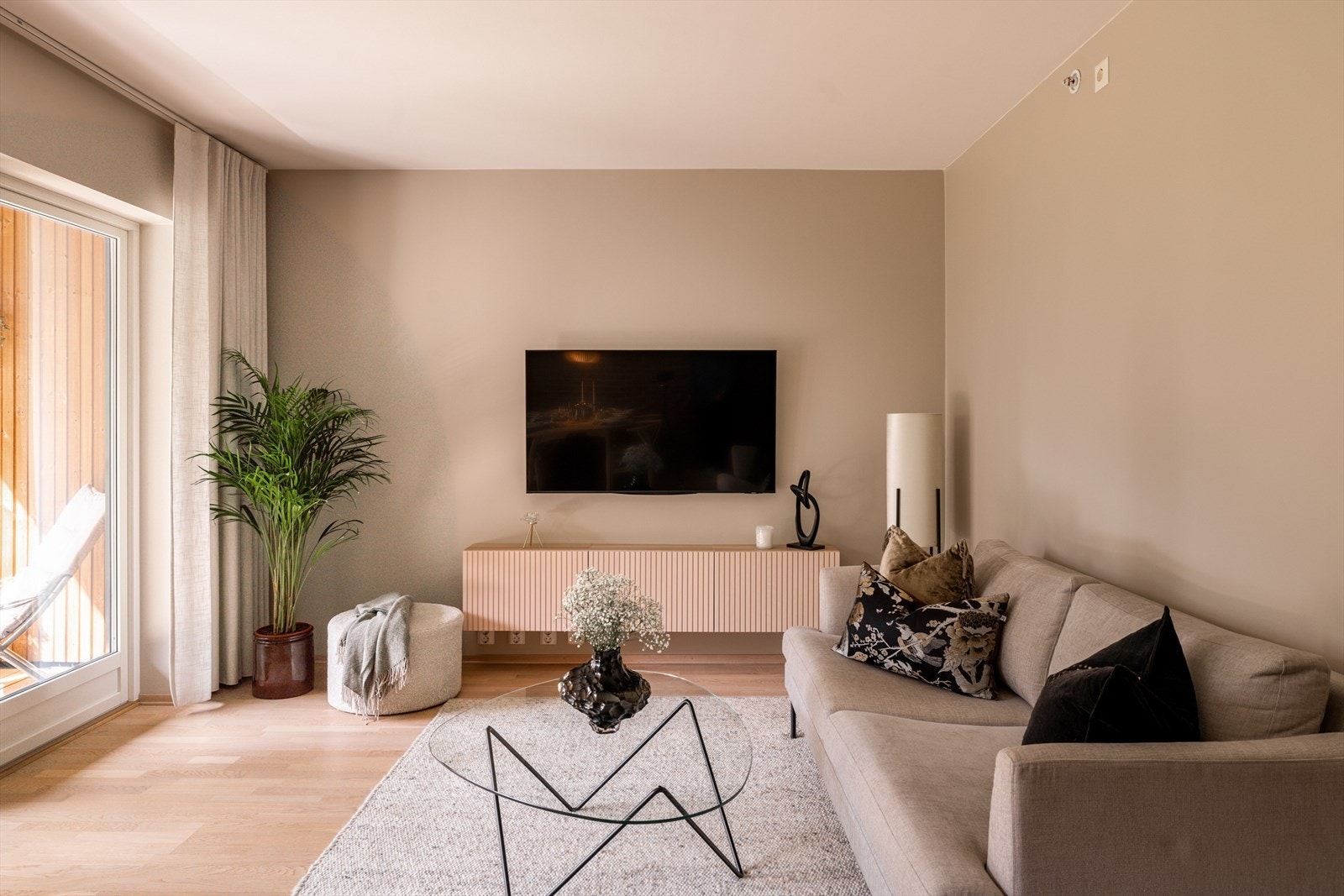 Stuen har en gjennomtenkt planløsning med god plass til både sofagruppe og spisebord. Galleribilde