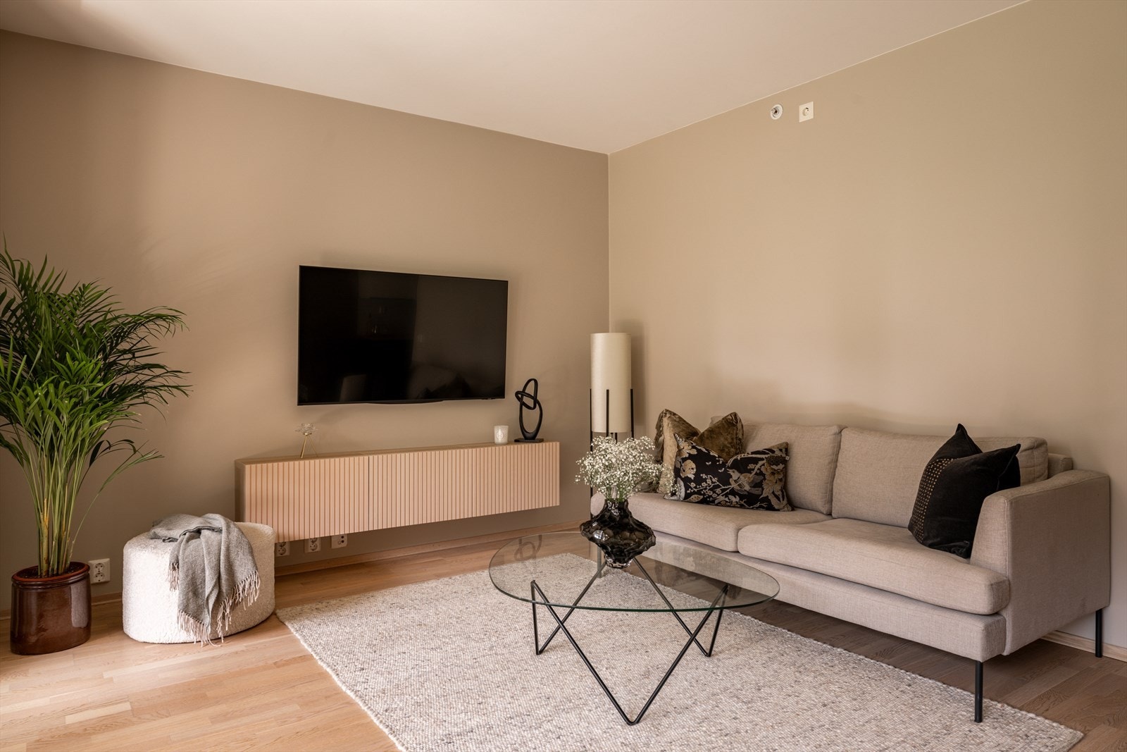 Gulvet er belagt med lys 3-stavs eikeparkett. Galleribilde