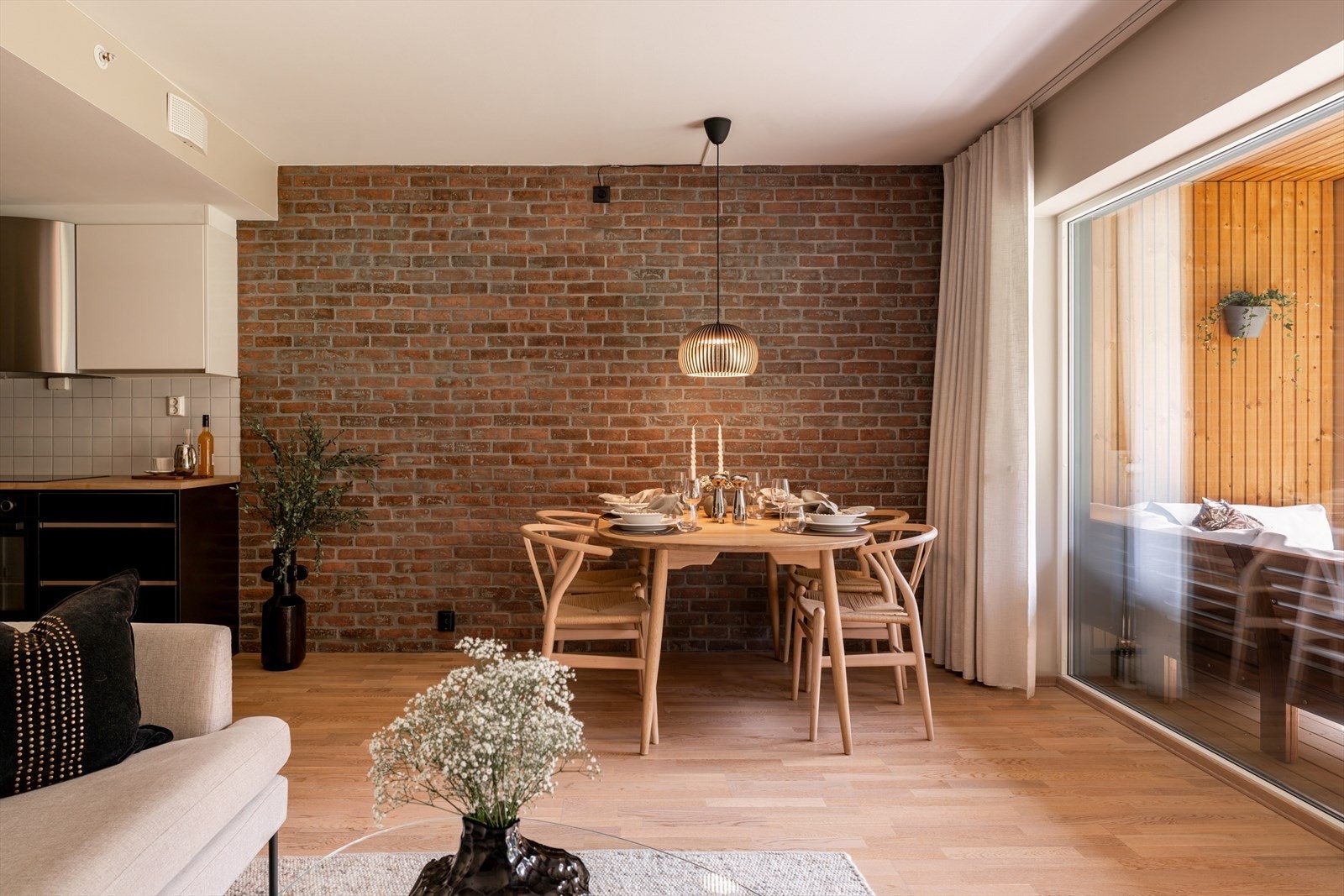 Perfekt å innrede med et stort spisebord ved teglsteinsveggen. Galleribilde