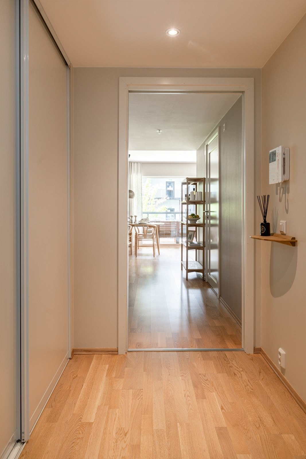 I gangen er det god plass til oppbevaring av yttertøy, sko og vesker i en romslig skyvedørsgarderobe. Galleribilde