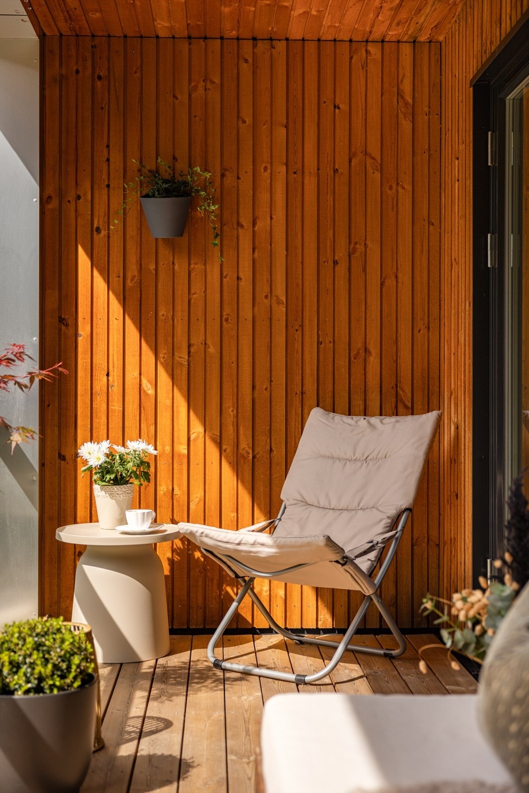 Gulvet er belagt med platting, mens treverk i himling og på vegg skaper en varm og innbydende stemning. Galleribilde