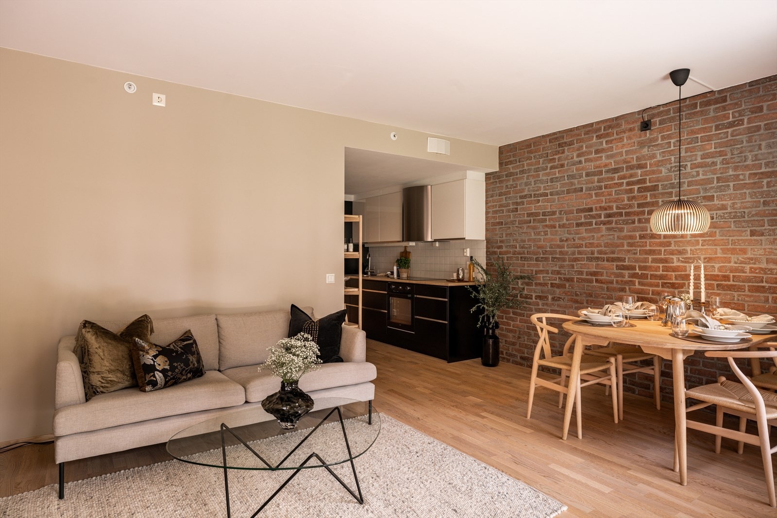 Stuen har en åpen løsning mot kjøkkenet, men kjøkkenet er samtidig naturlig delt inn i egen sone for matlagning. Galleribilde