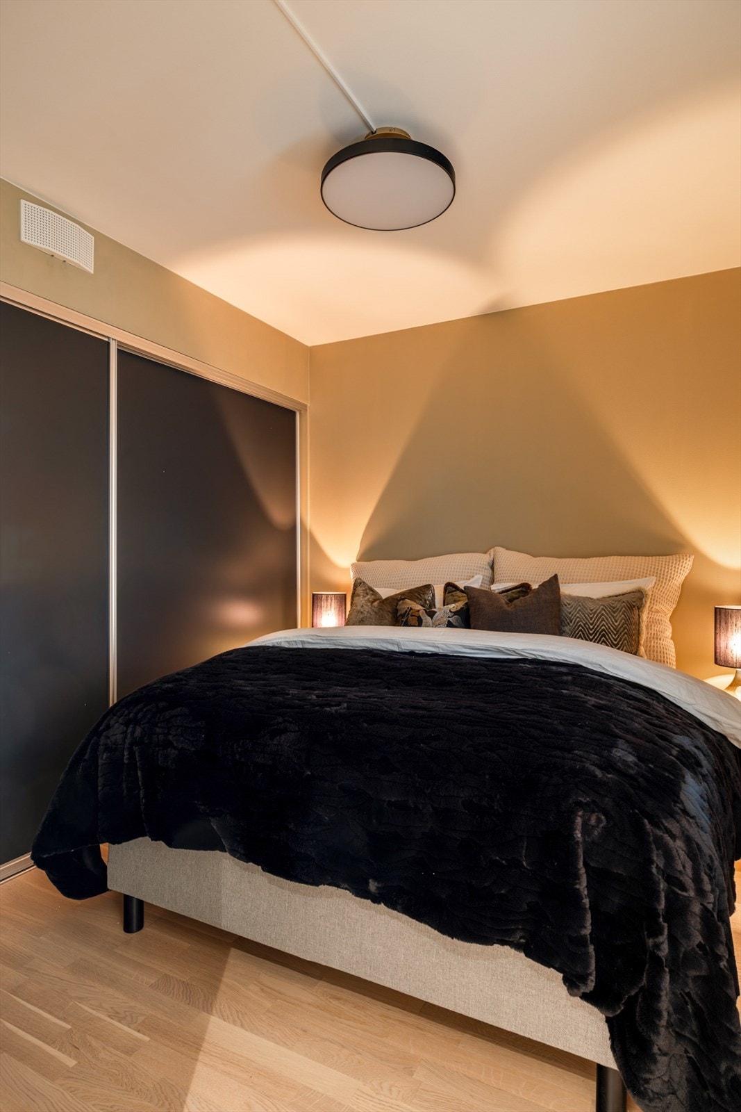 En stor skyvedørsgarderobe gir rikelig med oppbevaringsplass og bidrar til et ryddig rom. Galleribilde