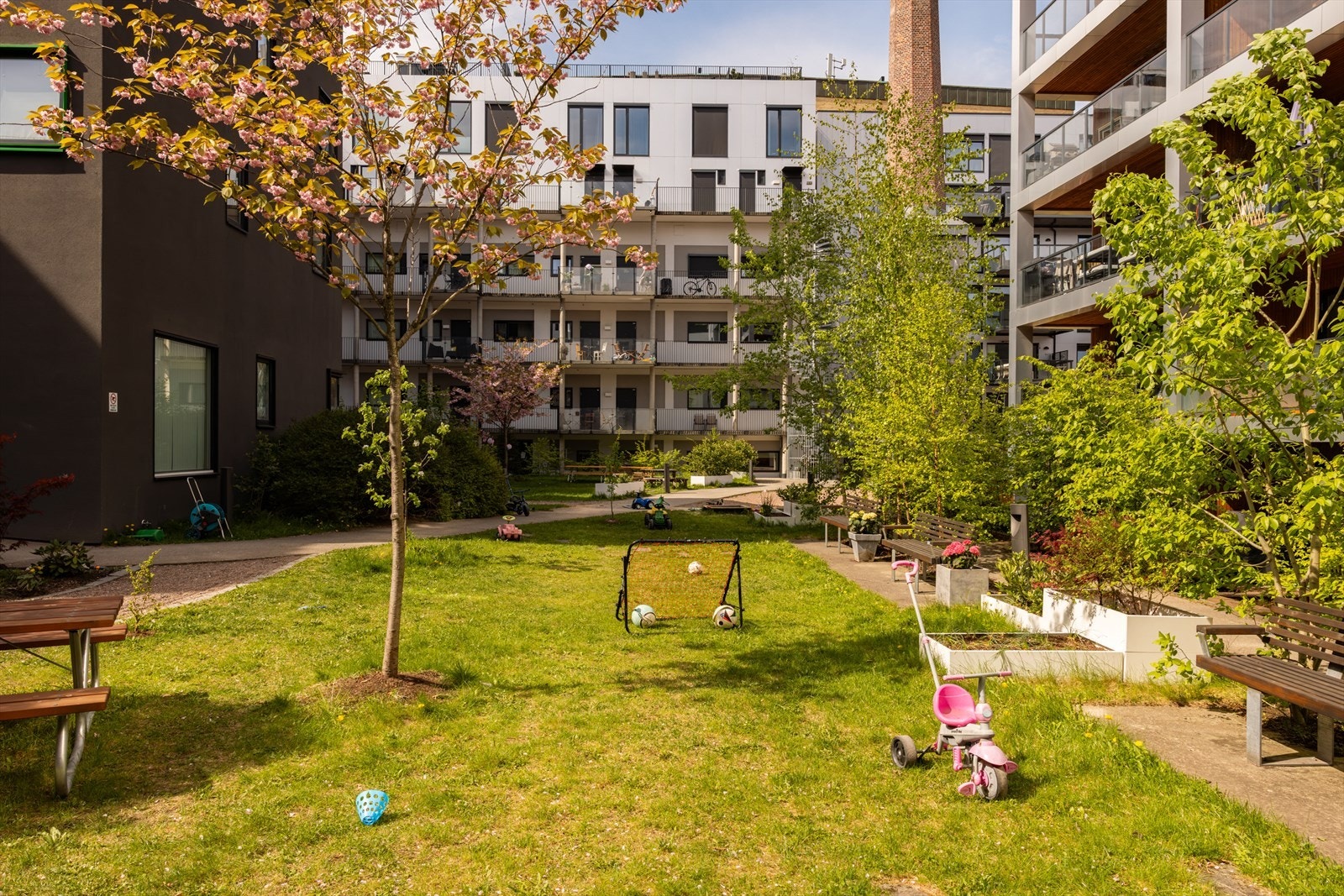 Sameiet har en svært hyggelig og grønn bakgård til glede for store og små. Galleribilde