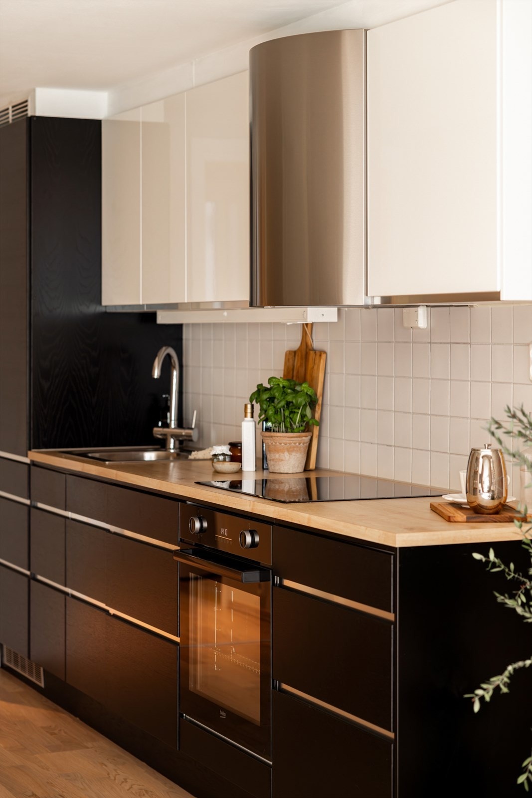 Kjøkkenet er godt utstyrt med integrert stekeovn, koketopp og kjøle-/fryseskap. Galleribilde