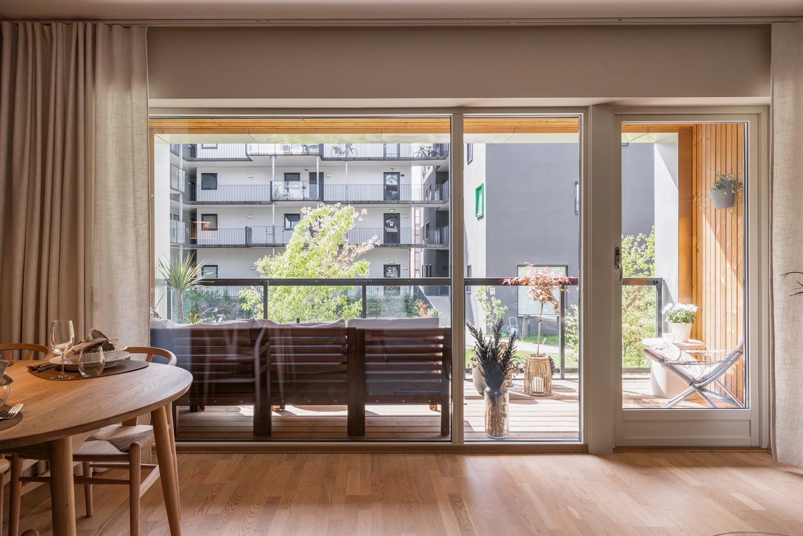 Store vindusflater gir rikelig med dagslys og en god romfølelse. Galleribilde