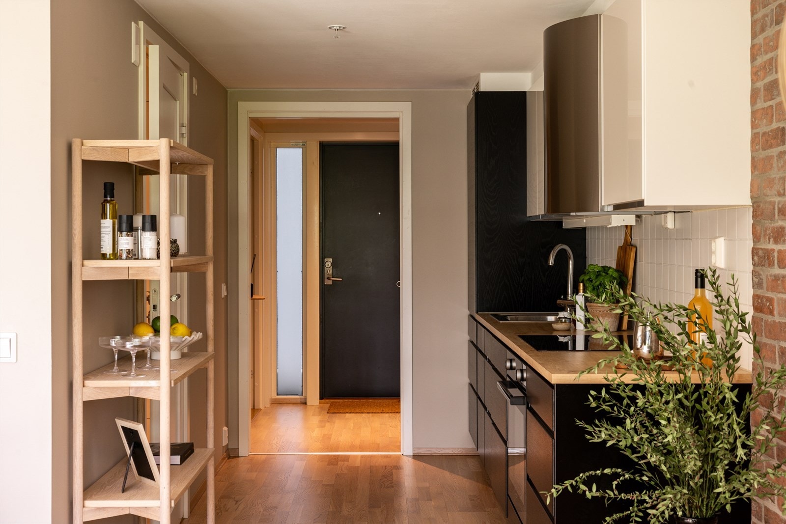 Bygget er fra 2014 og leiligheten holder en gjennomgående god standard. Galleribilde