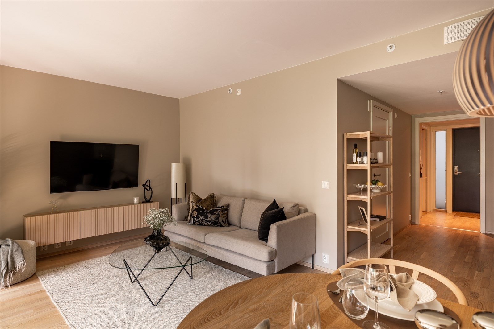 A-konto fjernvarme og TV/internett er inkludert i fellesutgiftene og sørger for lave og forutsigbare bokostnader. Galleribilde