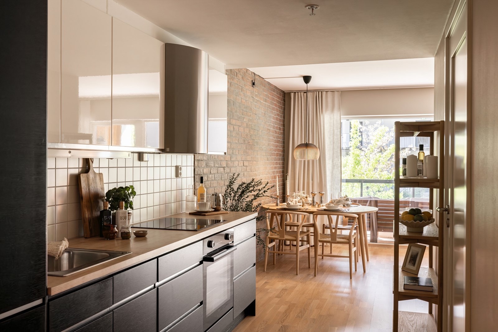 Stilrent kjøkken fra Ballingslöv med kombinasjon av sorte underskap og lyse overskap. Galleribilde