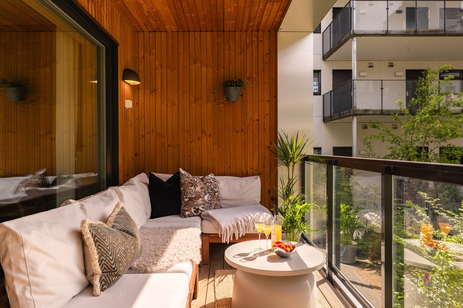 Sydvendt balkong på over 10 kvm. Galleribilde