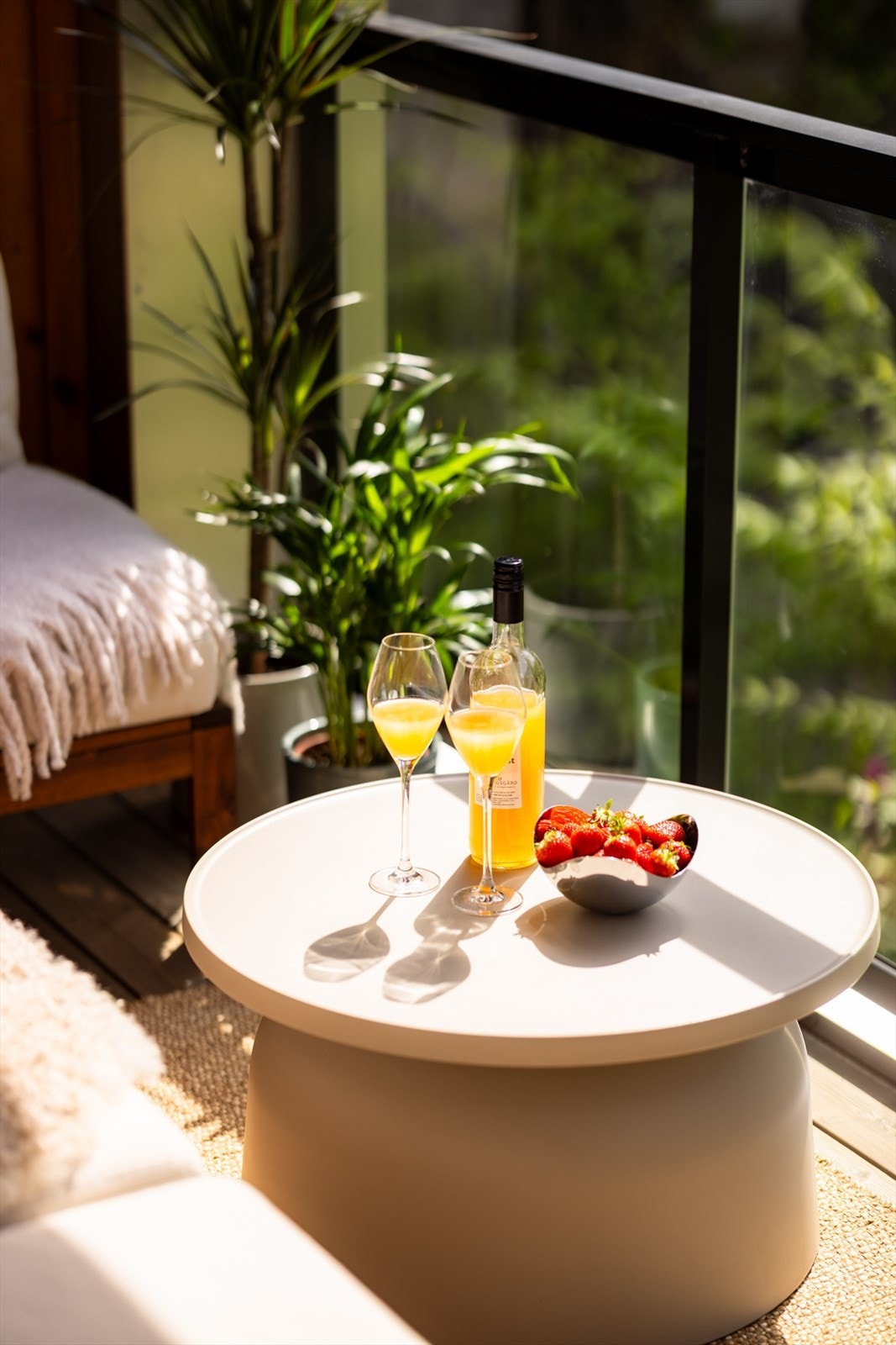 Her kan du nyte solen store deler av dagen i et lunt og skjermet uterom. Galleribilde