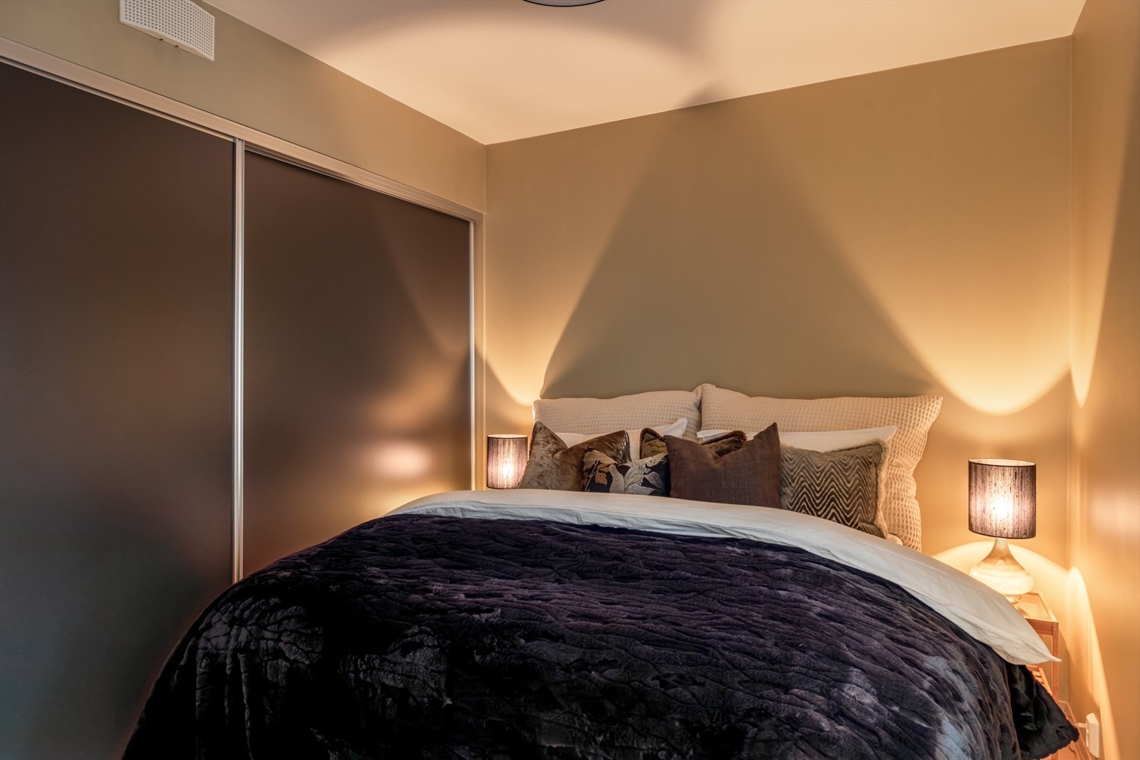 Soverommet er lunt og innbydende med plass til dobbeltseng og nattbord på begge sider. Galleribilde