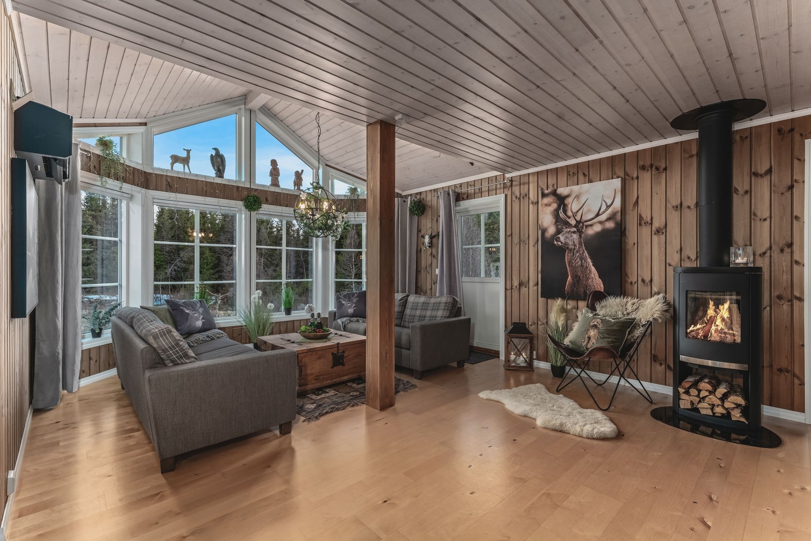 Store vindusflater slipper inn rikelig med dagslys og gir en nærhet til omgivelsene, mens peisovnen sørger for lun hygge på kalde kvelder. Galleribilde