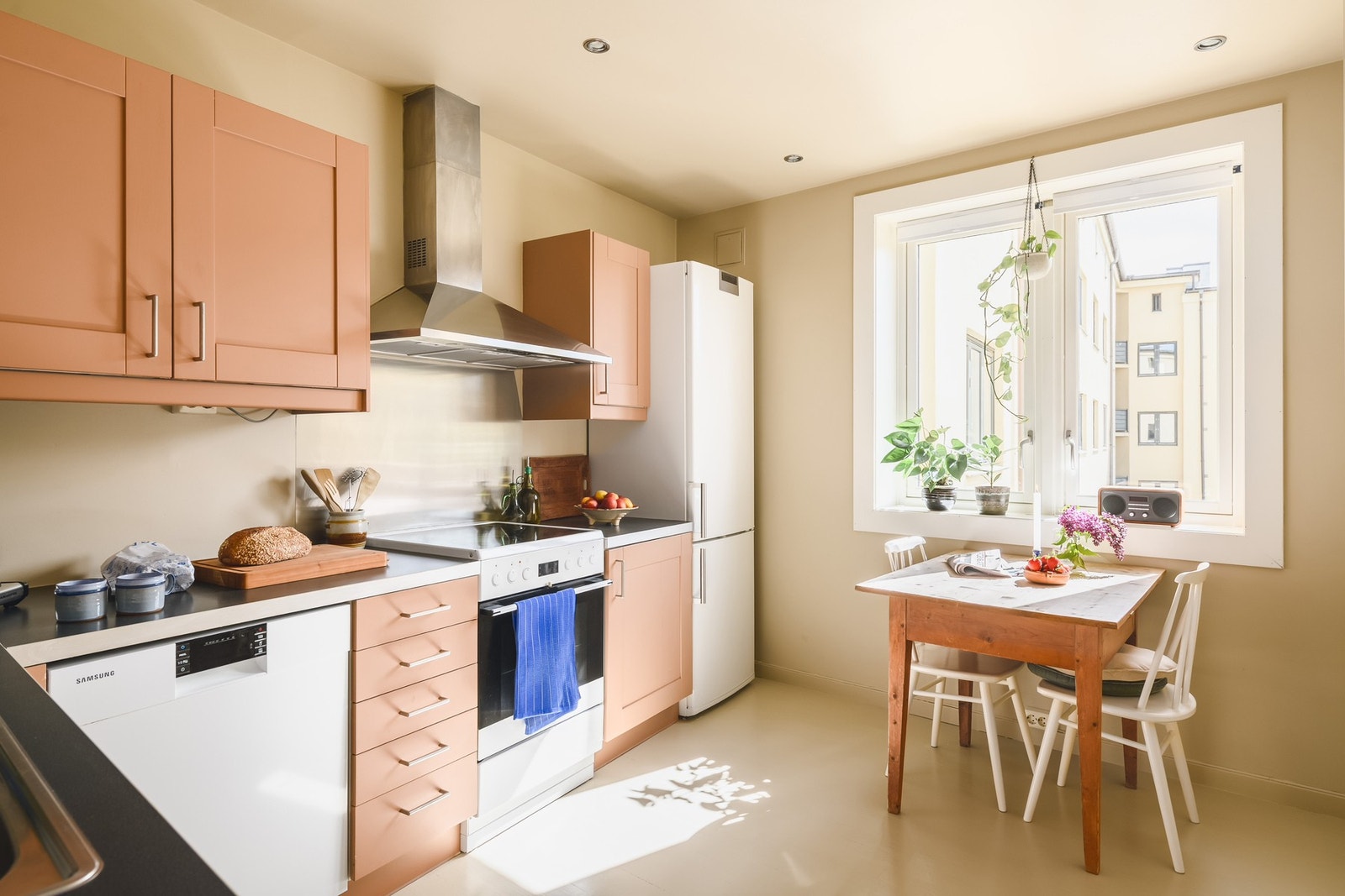 Kjøkkenet har separat plassering i leiligheten med enkel adkomst fra entréen. Galleribilde