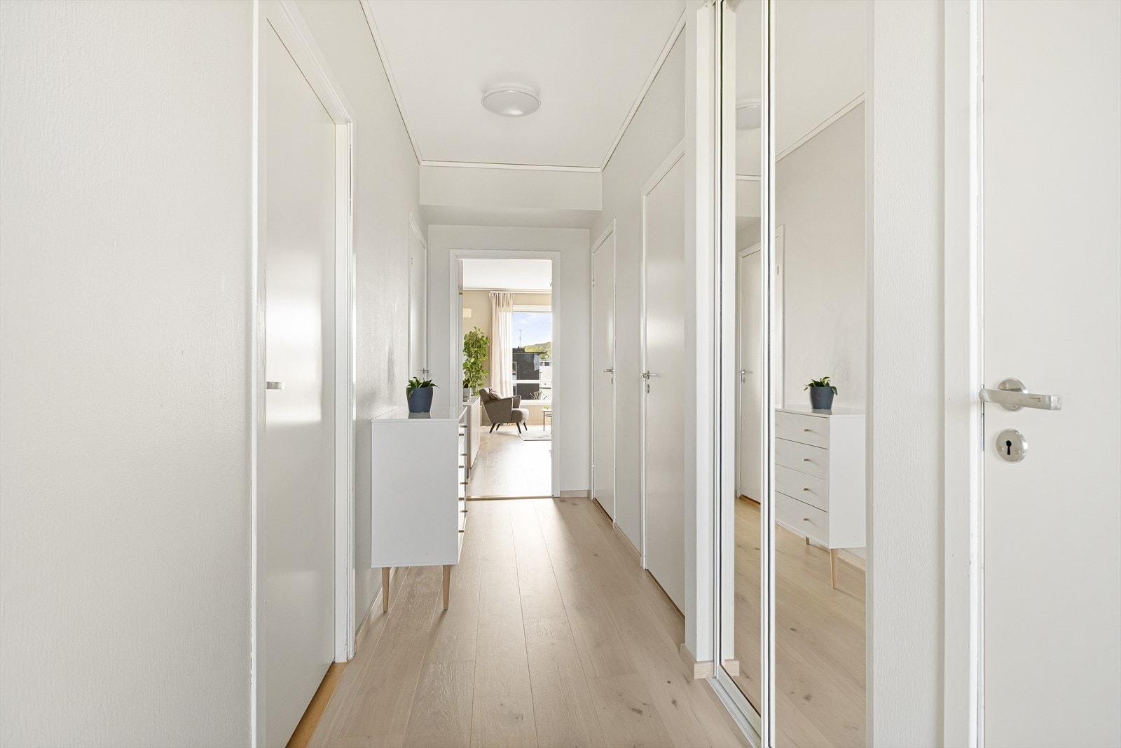 Gang med skyvedørsgarderobe Galleribilde