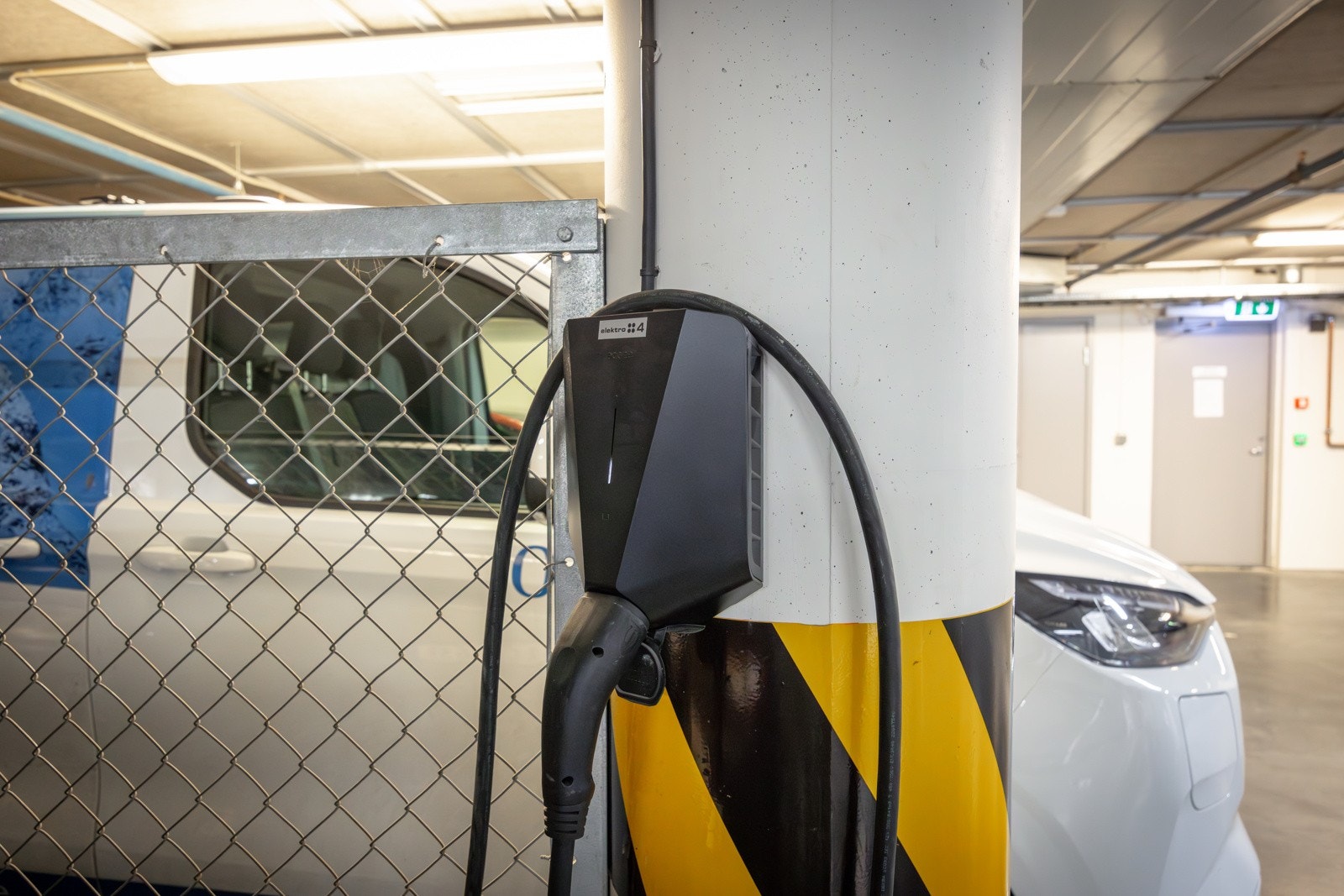 Parkeringsplass med el-billader Galleribilde